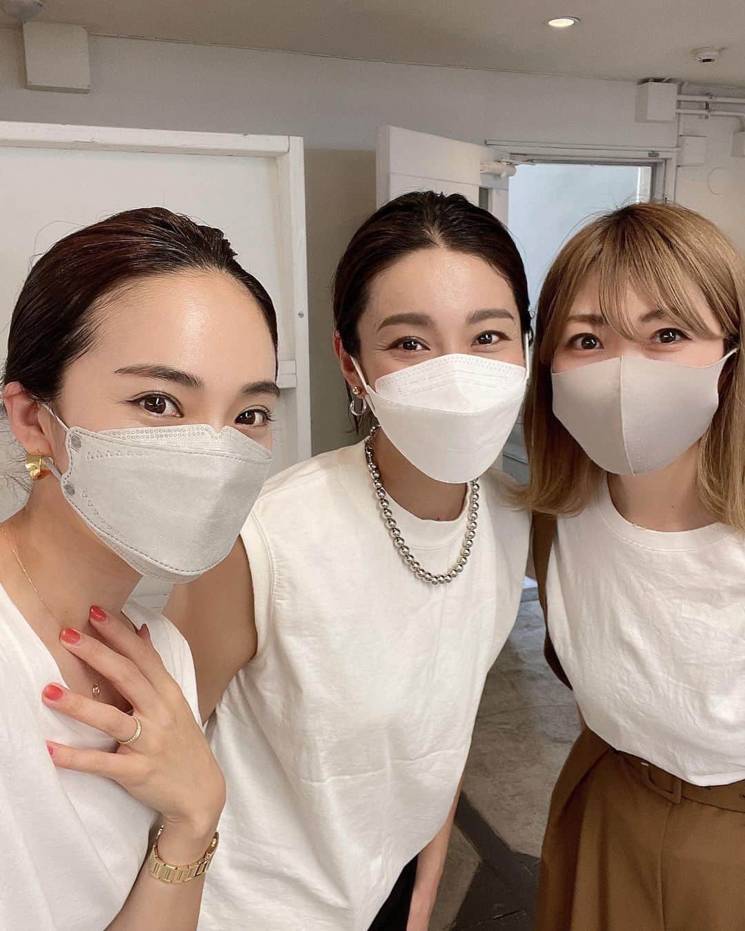 春名亜美さんのインスタグラム写真 - (春名亜美Instagram)「物の第二の人生をサポート企画♻️🍀  先日のフリマに足を運んで下さった皆様、本当に本当にありがとうございました！！！  今回はとっても広い店内でお買い物もして頂きやすかったかと思います😊  自称、全員晴れ女のわたしたち。 雨予報を2日間とも見事に晴れにしてやりました🤭☀️🌈  @mami_ishioka  @emilybluejewelry  @sanakoharada  @sinobuuta   もー 大好き❤❤️❤️  そして、今回は @fromfirstmusee の時に渋谷店で働いてくれてた、 @hassy_sayaka とやすくんがお手伝いしてくれて、なんだかMUSEEの店頭を思い出して懐かしくて嬉しかった🥰  私達からお嫁に行った、お洋服たち。 皆様の元で幸せになりますよーに🕊  次回はまた秋くらいにしたいなー🧶  #fleamarket #フリマ #フリーマーケット」6月14日 9時35分 - amiharunaami