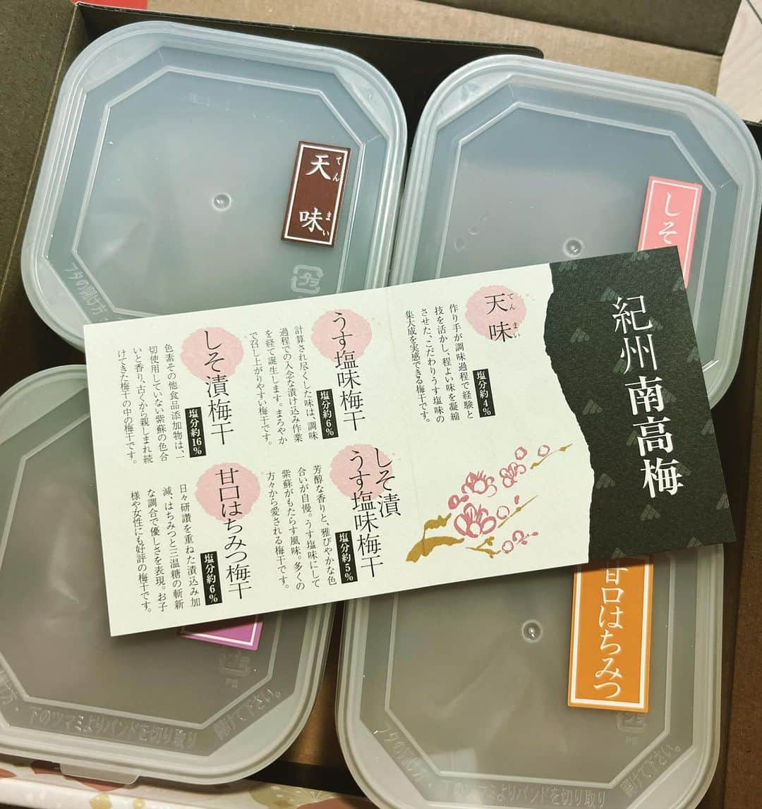 田中理恵さんのインスタグラム写真 - (田中理恵Instagram)「おはようございます。 私の大好物和歌山県産の梅干しです🤭 4種類入っていました🥹😍どれも最高‼️ 梅にはクエン酸などの疲労回復物質が多く含まれていて昔から健康によいとされてます！ なんと、今回素晴らしい研究グループの方々が梅酢に含まれる梅ポリフェノールが新型コロナウイルスに対して阻害効果を持つことを明らかにしました！ 梅干しパワーってすごいなぁ❣️ 今年の夏も梅干しにパワーをいただきます😘  #tasty_healthy_wakayama  #おいしい健康わかやま  @tasty_healthy_wakayama」6月14日 10時18分 - riiiiiie611