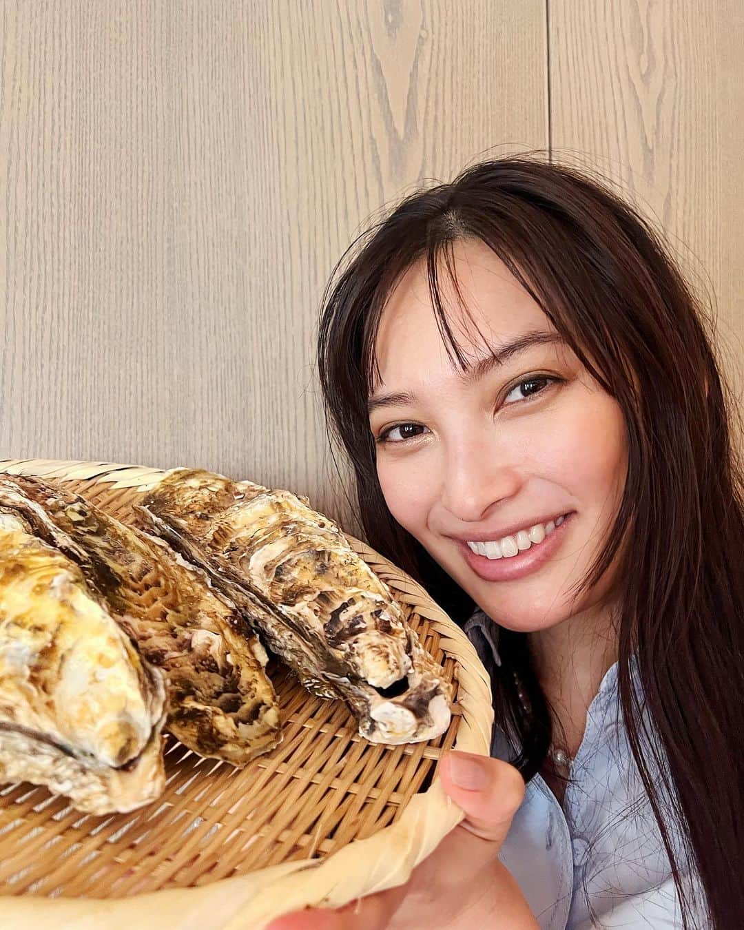 大政絢さんのインスタグラム写真 - (大政絢Instagram)「北海道厚岸から届いた牡蠣！  見たことのない大きさに衝撃！！ 私の手よりも大きい👏👏👏  美味しくて白ワインと一緒にちゅるん🍷✨ 幸せでテンション上がり牡蠣と一緒に写真を撮りました😂  北海道ありがとう〜✨✨✨  #北海道産#厚岸の牡蠣　#北海道産牡蠣」6月14日 10時20分 - aya_omasa_official