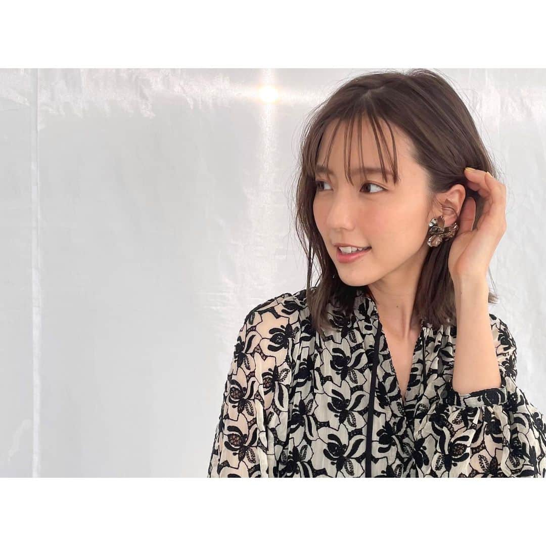 真野恵里菜さんのインスタグラム写真 - (真野恵里菜Instagram)「CLASSY.ONLINEにて 今月の連載がUPされました📖 「我が家の餃子」 「余った餃子餡で作る簡単チャーハン」 こちらの2つを書いてみました🥟 . . 連載も気が付けば今回で20回目！ 日々、いろいろなものを作るなかで 分量化しながらその都度メモをし 食べてみては改善点を見出して　 また分量を調節して食べてを繰り返し 我が家的に納得が出来たものを 連載に書いています。 味覚って人それぞれだから もしかしたらお口に合わないこともあるかもしれない。 ということを念頭に 我が家の味はこんな感じです！ 作ってくれた方はここから自分好みに調節してみてください！ という想いで書いています😊 . . もともと料理に対してそこまで興味なかったし 言ってしまえば、めんどくさい。っていう感覚だったけど 環境が変わったことで知識を得たいと思ったし 上手になりたいとも思ったし なによりも、料理をしてる時間が楽しいと思えるようになりました！ これは本当に、私にとって革命です！！笑 日々の健康や体型維持にも食事は大切なので 「我慢しすぎない程度に食べたいものも食べて身体を整える」 をモットーに今はやっています😌 とはいえ、 料理に対してはまだまだ学ぶことがたくさんなので、、 今の自分に決して満足せず 自分たちのためにも視野を広げて いろいろと吸収していきたいと思います！ . . 連載20回目という区切りのいいところで 改めて「料理」について語ってしまいました（笑） ご飯作るのって本当に大変ですよね！！ 献立を考えたり、買い物に行ったり 黙々と作ったり、後片付けもあったり(1番苦手🤣) 人にはあまり見せない部分だし 外からは評価されにくいところだけど 実際に日々作る側になって 苦悩や達成感を知ったことで 料理をしてる方々のことを 改めてすごい！！！と思いました🥲✨ . . ちなみに今は シーズンが終わって私もお休み期間なので 美味しいものを見たり食べたりして また料理再開するときへのインプット期間にしてます🥳 #連載 #料理上手になりたい」6月14日 11時19分 - erinamano_official