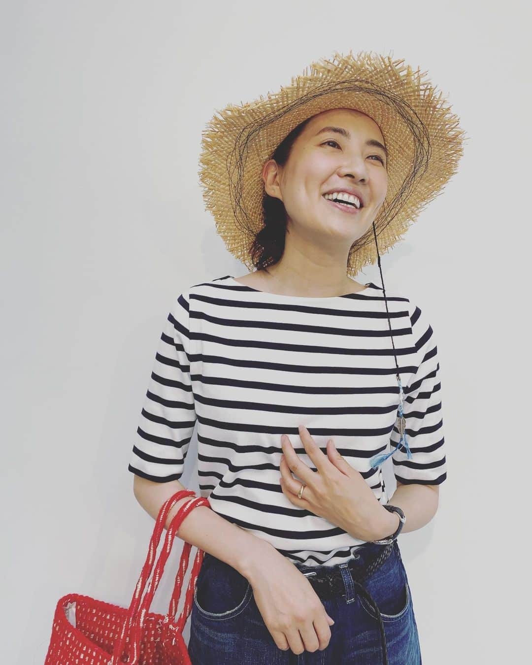 浜島直子さんのインスタグラム写真 - (浜島直子Instagram)「昨日のインスタライブの後楽しかった余韻に浸りながらホクホクして帰る時の写真。 いやぁ、みなさん、優しくて🥺✨ お陰でとってもハッスルしてしまいました！ ありがとうございます💙 褒められるって何歳になっても嬉しいもんですね。 私も息子に声かけする時、自分だったらこう言われたらやだな、こう言われたら嬉しいな、と思って接するように心がけてているのですが(余裕のある時限定)、そうすると自分に甘い私は誉めて誉めて大好きだよと言ってまた誉めています。(余裕のある時限定。←2回目🤣) そのお陰か、いざ👹になって叱る時はめっちゃ怖いらしい（笑） そりゃもう鬼柱の名にかけて怒りオーラをバーンと出すので、私が立ち上がっただけでピピちゃんも旦那のところへ逃げるほど😂 そう考えたら、叱らなければいけない時のために(大切なことを伝える時のために)、普段は褒めて、大好きだよと伝えて、いざという時のメッセージが染み込みやすいようベース作りをしているのかもしれないなぁ。 ってなんの話やねん（笑）  とにかくありがとうございました💋 みなさんの優しさが嬉しかったっちゅー話です🙈❤️‍🔥  あ、誰にも聞かれていませんが、このボーダーは @soeju_official のオンラインで発売になった時に夜な夜な色とサイズで迷って迷って、小綺麗にジャストサイズで着たくてMサイズにしてみたらすんごく良かった！ 自分的ボーダーがアップデートされたとひしひしと感じております🙌 ・ #きのうソージュのスタッフの方が言っていましたが #このボーダー今は完売してるけど #また再販するらしいです💙🤍💙 #誰にも聞かれていませんが #ボーダー　#soeju #soéju  #デニム　#yunahica #yunahica_chieko  #バッグ　#rectangle  #帽子　#chisakihat (私は @108_kagurazaka で買いましたよ) #ベルト　#jmdavidson  #サボ　#mohedatoffeln  #全然話変わりますが #明日NHKあさイチに出ます #お時間ありましたらぜひよろしくお願いします」6月14日 11時55分 - hamaji_0912