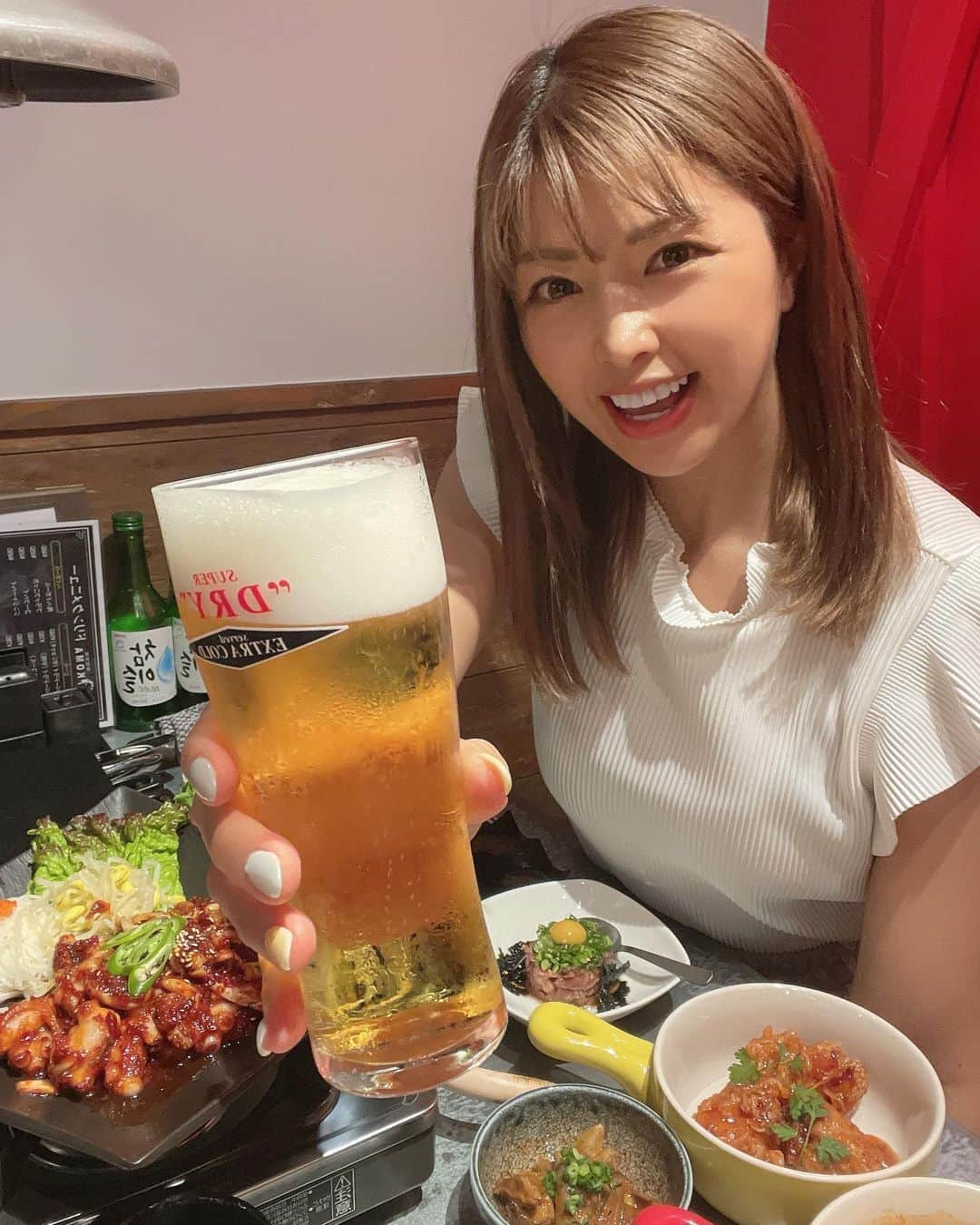 あおい夏海さんのインスタグラム写真 - (あおい夏海Instagram)「こんにちは！！ 韓国料理大好きなつみんです❤️ 韓国料理で好きなのはチャプチェとサムギョプサル‼️‼️  先月行った大阪の 『韓国食堂KOMA』さんのチャプチェとサムギョプサルが忘れられない🥺💓💓  なつみんおすすめのおすすめのお店は 大阪なんば駅すぐにある 韓国食堂KOMAさん @koma_korean ！！  5/19にオープンしたばかりの韓国料理と焼肉が食べれるお店です❤️ バースペースもあって、そこはお酒を飲みながらサラッと韓国料理や焼肉をつまめる！！😍🙌  KOMAで韓国料理が有名な奈良市にあるゴルフ場 "KOMAカントリークラブ"がプロデュースする韓国料理のお店だそうです！ 6月からよりテイクアウト、イートインコーナー始まったので 美味しい韓国料理がテイクアウトできまーす！！  激辛好きには このお店で一番辛いナッチポックというタコの甘辛炒めがおすすめ✨ 『ナッチポックあおいスペシャルで！』 と頼んでもらえると、 特別に裏メニューで通常の5倍の激辛出して貰えますので、辛いの好きな方はぜひ頼んでみてください❤️🤪笑  お店の中もK-popが流れてるし、 お酒もマッコリやチャミソルがたくさんあるよー🎵  大阪で仕事はやくないかなー！🎵🎵  大阪のみなさん、 関西のみなさん、 ぜひ韓国食堂KOMA @koma_korean  行ってみてねーー！😆😆😆✨  お店の情報載せておきます☺️ 🌸韓国食堂KOMA🌸 大阪府中央区難波1-8-7 06-6213-2986 各線なんば駅すぐ open  17:00〜   #韓国食堂koma  #韓国料理 #大阪グルメ  #大阪韓国料理  #なんば駅  #なんばグルメ  #サムギョプサル  #韓国焼肉  #焼肉屋  #大阪焼肉  #乾杯燒肉  #ビール女子  #あおい夏海 #大阪居酒屋  #女子会 #韓国料理屋  #韓国料理大好き」6月14日 13時17分 - natsumi.aoi