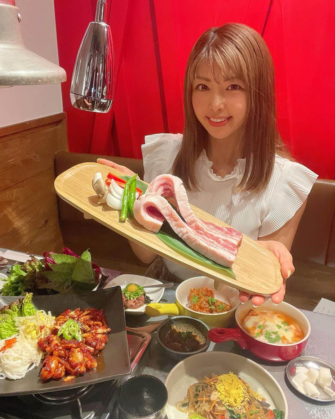 あおい夏海さんのインスタグラム写真 - (あおい夏海Instagram)「こんにちは！！ 韓国料理大好きなつみんです❤️ 韓国料理で好きなのはチャプチェとサムギョプサル‼️‼️  先月行った大阪の 『韓国食堂KOMA』さんのチャプチェとサムギョプサルが忘れられない🥺💓💓  なつみんおすすめのおすすめのお店は 大阪なんば駅すぐにある 韓国食堂KOMAさん @koma_korean ！！  5/19にオープンしたばかりの韓国料理と焼肉が食べれるお店です❤️ バースペースもあって、そこはお酒を飲みながらサラッと韓国料理や焼肉をつまめる！！😍🙌  KOMAで韓国料理が有名な奈良市にあるゴルフ場 "KOMAカントリークラブ"がプロデュースする韓国料理のお店だそうです！ 6月からよりテイクアウト、イートインコーナー始まったので 美味しい韓国料理がテイクアウトできまーす！！  激辛好きには このお店で一番辛いナッチポックというタコの甘辛炒めがおすすめ✨ 『ナッチポックあおいスペシャルで！』 と頼んでもらえると、 特別に裏メニューで通常の5倍の激辛出して貰えますので、辛いの好きな方はぜひ頼んでみてください❤️🤪笑  お店の中もK-popが流れてるし、 お酒もマッコリやチャミソルがたくさんあるよー🎵  大阪で仕事はやくないかなー！🎵🎵  大阪のみなさん、 関西のみなさん、 ぜひ韓国食堂KOMA @koma_korean  行ってみてねーー！😆😆😆✨  お店の情報載せておきます☺️ 🌸韓国食堂KOMA🌸 大阪府中央区難波1-8-7 06-6213-2986 各線なんば駅すぐ open  17:00〜   #韓国食堂koma  #韓国料理 #大阪グルメ  #大阪韓国料理  #なんば駅  #なんばグルメ  #サムギョプサル  #韓国焼肉  #焼肉屋  #大阪焼肉  #乾杯燒肉  #ビール女子  #あおい夏海 #大阪居酒屋  #女子会 #韓国料理屋  #韓国料理大好き」6月14日 13時17分 - natsumi.aoi