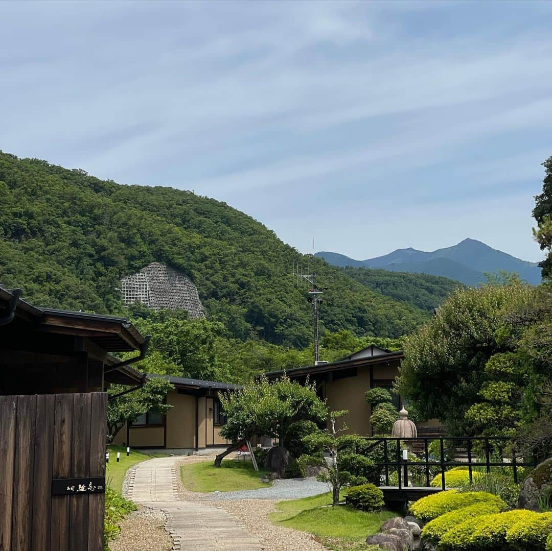 木本泉さんのインスタグラム写真 - (木本泉Instagram)「- 笛吹川温泉♨️へ  アルカリ性の温泉で熱すぎずちょうど良いお湯でした✨  とにかく空気が良いし、気も良いし最高⤴️  大好物のさくらんぼ🍒も思う存分食べられた❤️  #笛吹川温泉#坐忘#山梨#山梨温泉#温泉」6月14日 13時34分 - izumikimoto