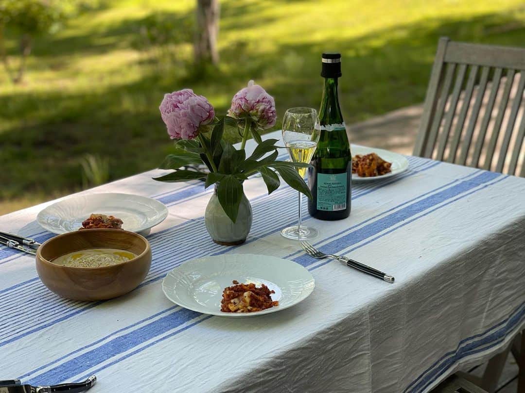 三浦瑠麗さんのインスタグラム写真 - (三浦瑠麗Instagram)「選挙前で忙しくなって、これからはあまり行けない。山にいるとほんとにくつろぐ。 芍薬を買ってきて、食卓に添えた。」6月14日 14時28分 - lullymiura