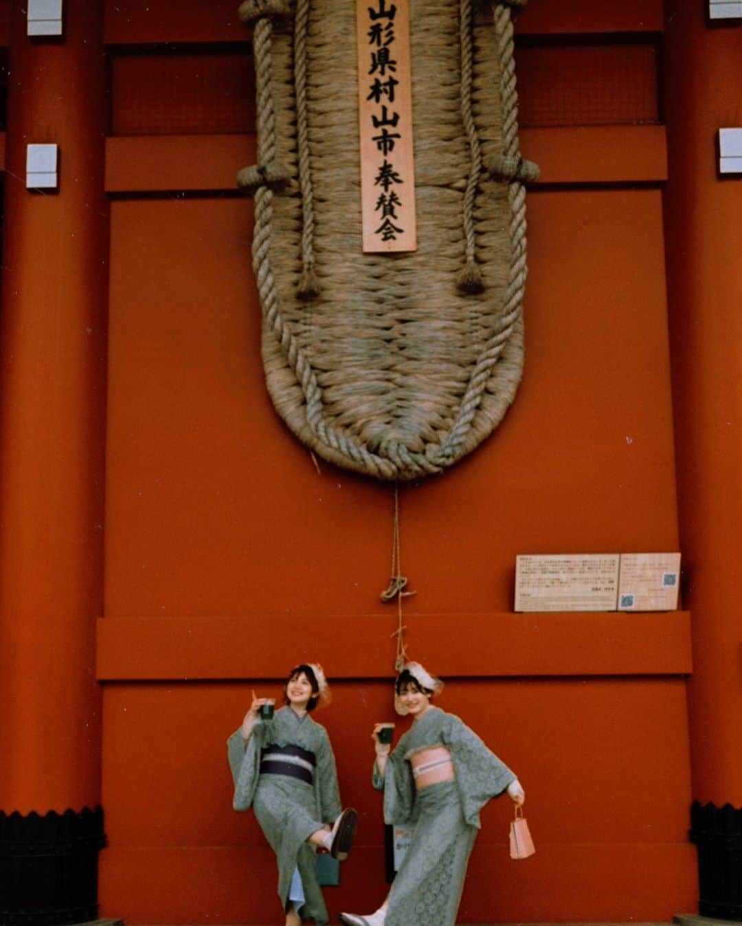 小島みゆさんのインスタグラム写真 - (小島みゆInstagram)「でか藁草履👡  歩いてたら見知らぬお爺さまに その下駄安いでしょ 昔は高かったんだから って言い去られました。  #kimono #kimonoshoot #kimonophotoshoot  #nightshoot #asakusa #tokyonight #asakusanight #着物　#着物撮影　#着物コーデ　#tokyo　#着物スタイリング　#inkimono #tokyocameraclub  #和服 #기모노　#กิโมโน」6月14日 15時31分 - _8_miyu