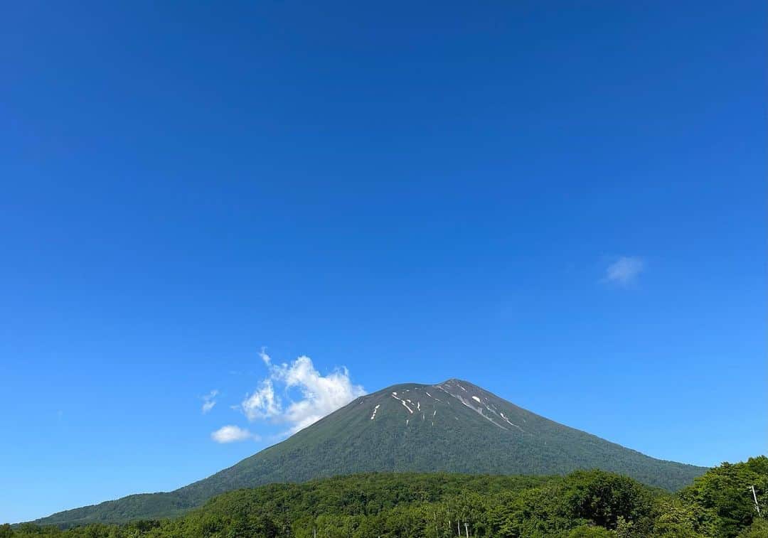 夏木マリさんのインスタグラム写真 - (夏木マリInstagram)「青空の羊蹄山 そして、湧水をいただきました🧊  おいちい....」6月14日 15時35分 - mari_natsuki