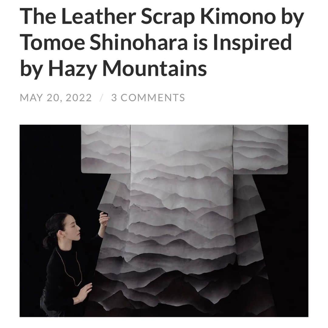 篠原ともえさんのインスタグラム写真 - (篠原ともえInstagram)「埼玉県草加市の革職人さんとご一緒に製作させていただいた、エゾ鹿の革きもの「THE LEATHER SCRAP KIMONO」。 ニューヨークADC賞受賞をきっかけに、海外メディアでもご紹介いただきました。日本の皮革産業を支える職人の方々の技術が、デザインやアートを通じて世界へ響きましたこと、とても嬉しいです...🪡 I'm so honored!!!  「Le Journal Du Design」🇫🇷France @journaldudesign ”Un kimono en cuir inspiré des dégradés brumeux des montagnes“  「La Vie」🇹🇼台湾 @lavietw  “皮革剩餘邊角料變身和服！以山脈為靈感、猶如山水畫般的皮革和服”  「Spoon & Tamago」🇺🇸Brooklyn @spoontamago “The Leather Scrap Kimono by Tomoe Shinohara is Inspired by Hazy Mountains”  プロフィールからサイトご覧いただけます→💻」6月14日 16時06分 - tomoe_shinohara
