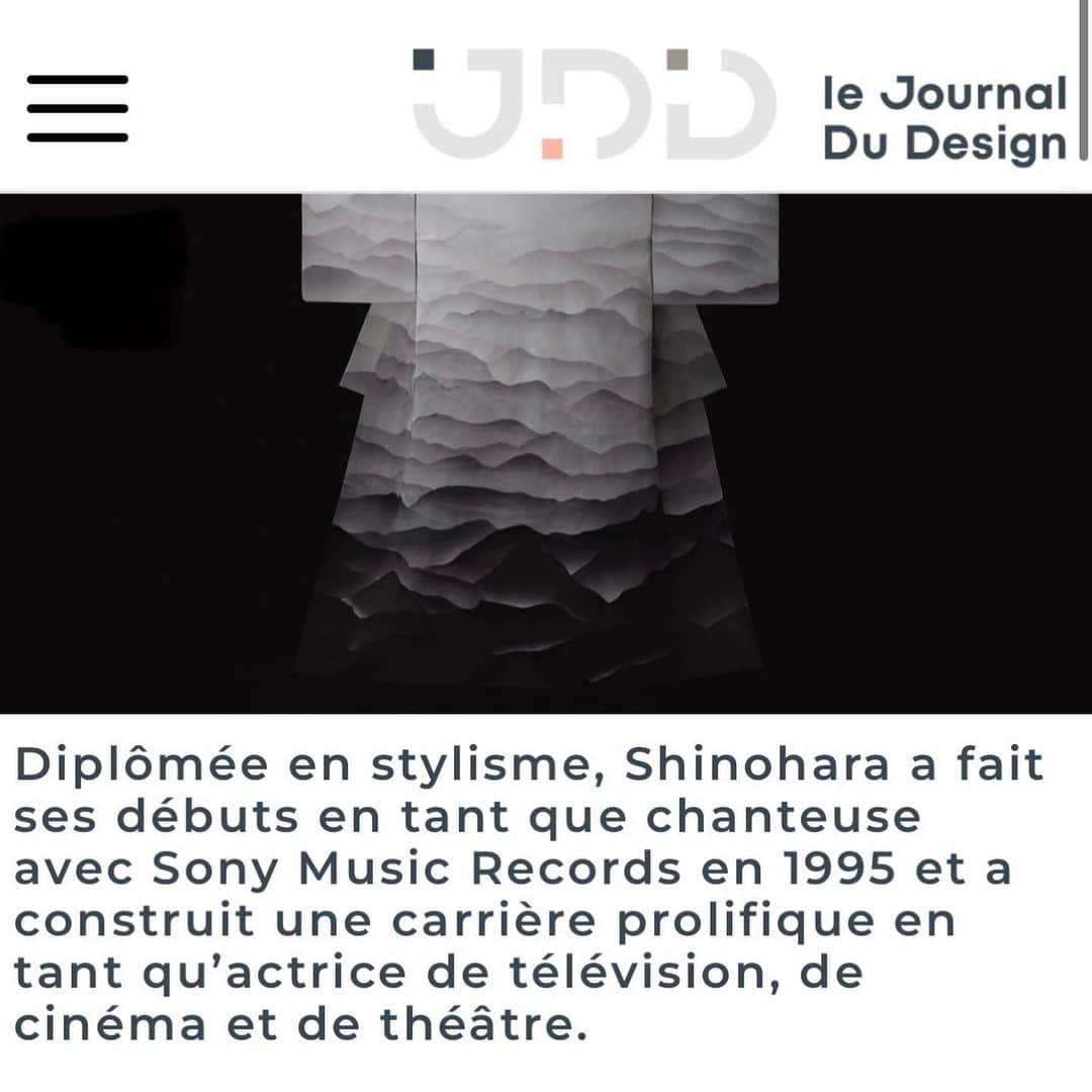 篠原ともえさんのインスタグラム写真 - (篠原ともえInstagram)「埼玉県草加市の革職人さんとご一緒に製作させていただいた、エゾ鹿の革きもの「THE LEATHER SCRAP KIMONO」。 ニューヨークADC賞受賞をきっかけに、海外メディアでもご紹介いただきました。日本の皮革産業を支える職人の方々の技術が、デザインやアートを通じて世界へ響きましたこと、とても嬉しいです...🪡 I'm so honored!!!  「Le Journal Du Design」🇫🇷France @journaldudesign ”Un kimono en cuir inspiré des dégradés brumeux des montagnes“  「La Vie」🇹🇼台湾 @lavietw  “皮革剩餘邊角料變身和服！以山脈為靈感、猶如山水畫般的皮革和服”  「Spoon & Tamago」🇺🇸Brooklyn @spoontamago “The Leather Scrap Kimono by Tomoe Shinohara is Inspired by Hazy Mountains”  プロフィールからサイトご覧いただけます→💻」6月14日 16時06分 - tomoe_shinohara