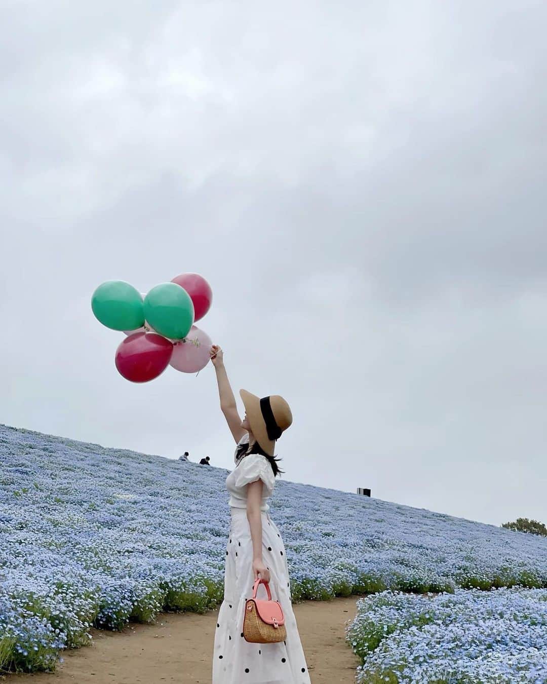 道重さゆみさんのインスタグラム写真 - (道重さゆみInstagram)「発売中の『美人百花7月号』掲載していただいています🌷🌸🪷🎈 @bijinhyakka  お花畑でのロケ、お花が綺麗でテンションあがりました♡  チェックよろしくお願いします♡♡♡」6月14日 16時11分 - sayumimichishige0713