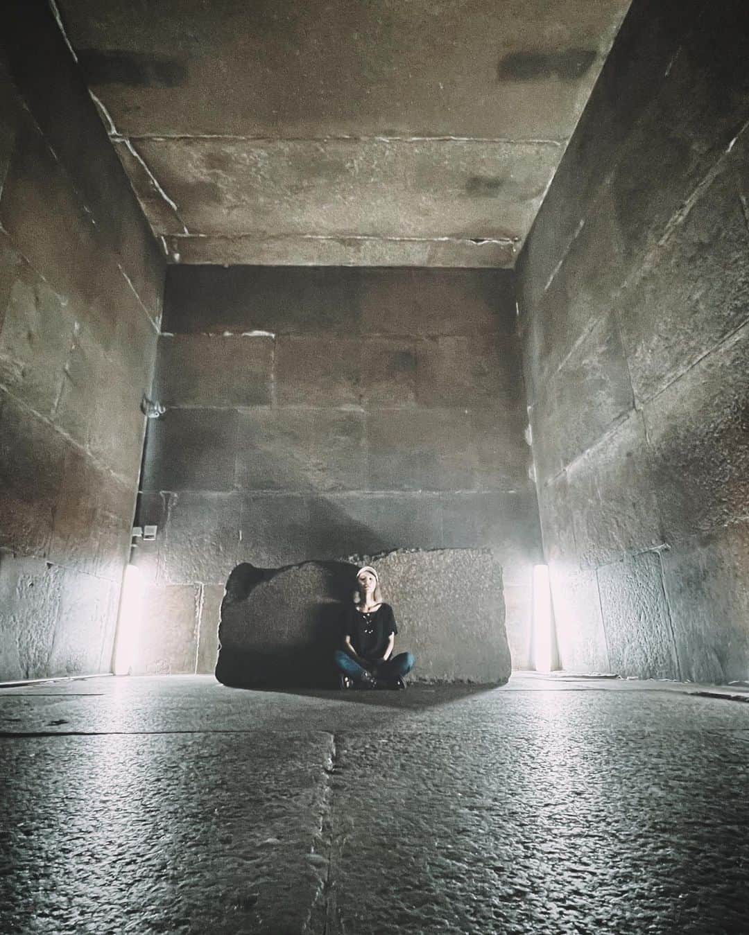丘咲エミリさんのインスタグラム写真 - (丘咲エミリInstagram)「ピラミッドの中に入ったという経験🥺  I went inside the pyramid👽 This is firstold pyramid. It's some people called the "step pyramid"   The inside photo is king of Khufu  pyramid so this photo is king room.  #ピラミッド #エジプト旅行  #triptoegypt #touristspots #旅グラム」6月14日 16時34分 - emiri.okazaki_official