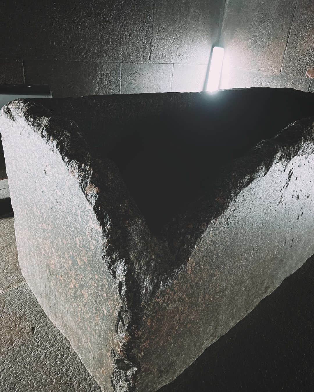 丘咲エミリさんのインスタグラム写真 - (丘咲エミリInstagram)「ピラミッドの中に入ったという経験🥺  I went inside the pyramid👽 This is firstold pyramid. It's some people called the "step pyramid"   The inside photo is king of Khufu  pyramid so this photo is king room.  #ピラミッド #エジプト旅行  #triptoegypt #touristspots #旅グラム」6月14日 16時34分 - emiri.okazaki_official