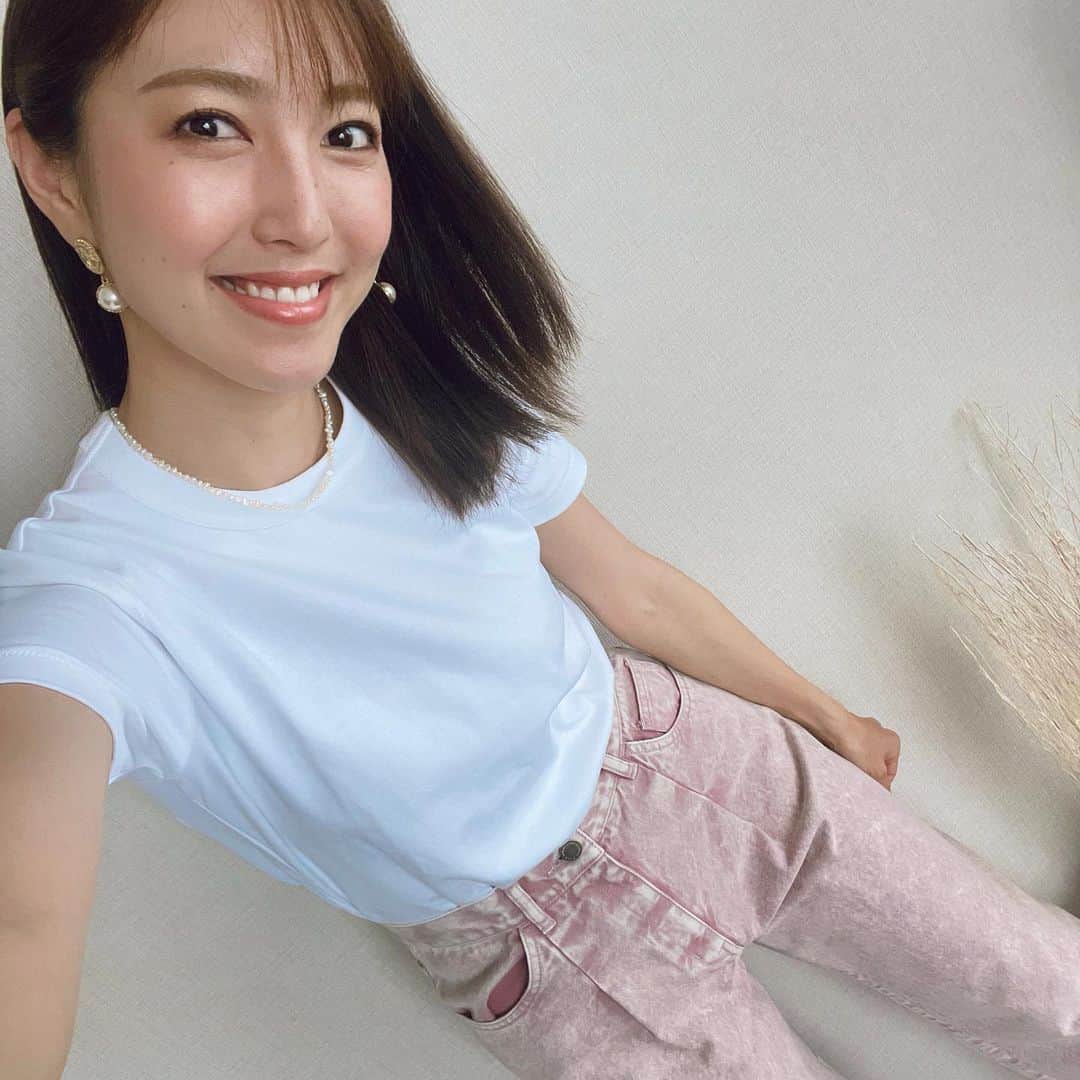 小澤陽子さんのインスタグラム写真 - (小澤陽子Instagram)「𝚒𝚗 𝚙𝚛𝚒𝚟𝚊𝚝𝚎❁  ピンクデニムがキュンっ…😩💘 一目惚れ買いしました。  先日、馬好王国で一緒の ３つ下のモデル神部ちゃんが、 色々教えてくれながら沢山撮ってくれました🐣 @jimbu_misaki ۵  ちなみに🤫 白Tシャツは1,000円、 ピアスは2,000円くらい😇🫣🤭❤︎ バッグは10年くらい大切に使ってるモノ👜  #ここだけの話  #物持ち良いんです。 #今日は東京肌寒い🍃 #寒暖差にご注意を！ #上着が手放せません。 #くもりな天気☁️ #おざよーfashion👗」6月14日 17時06分 - yoko.ozawa729