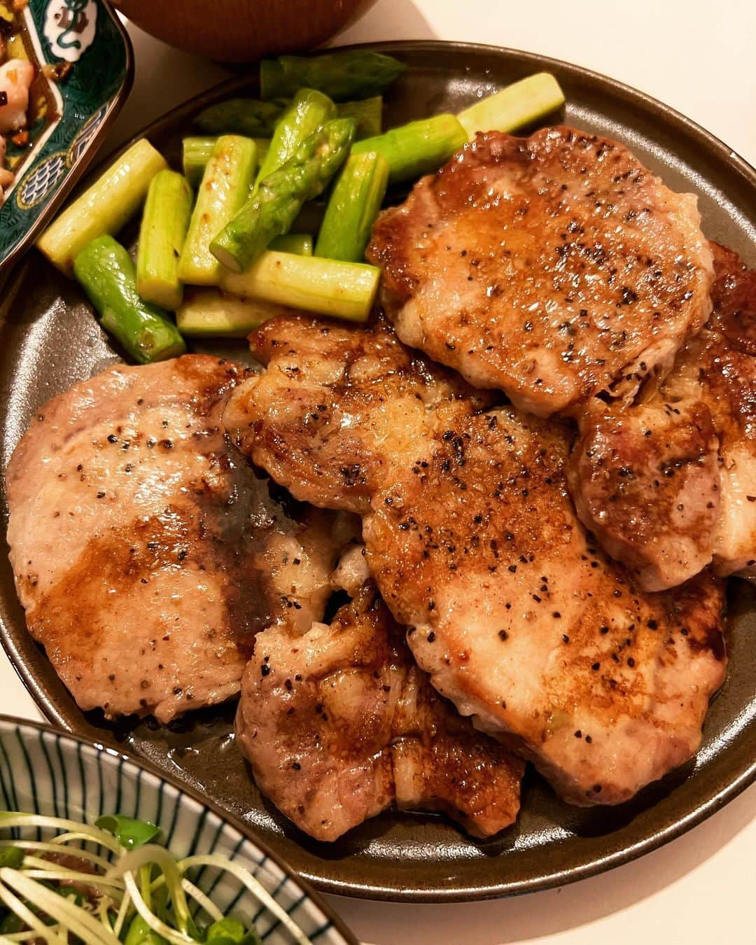 甘糟記子さんのインスタグラム写真 - (甘糟記子Instagram)「昨日の夕飯。  期末テスト初日の夜、既に私が疲れた（笑） 初日からテスト教科間違えてくるれるから、夜も朝も行った後もバタバタ(＞人＜;)  夕飯どうしよっかな〜とか思って姫の面談の帰りにオオゼキ行ったら美味しそうな豚ロース発見！  結局食欲出てきて色々作ってみた（笑）  豚ロースは筋切りして塩胡椒、小麦粉はたいてバターで両面しっかり焼いて白ワイン投入！ 出来上がりにバルサミコかけていただきます。  途中でアスパラも一緒に炒めて。  あとは牛肉があったのでさっと湯通しして、大根おろしとネギ、カイワレ大根で。 チヂミはお友達が天麩羅粉でやると簡単で美味しいと作ってくれたので、真似してみました(≧∀≦) ママさんお手製のイカキムチと一緒に。 タコは食べるオリーブオイル瓶でさっと炒めて。 これがニンニクが効いていてめちゃくちゃ美味い！！  ちなみにこの後パパがスパゲティ茹でて和えてました（笑）  あとは味噌汁ね！  結局食べないと元気でないから、疲れていてもお腹空くと動き出す（笑）  頑張るぞ〜！  #甘糟ご飯#ご飯#夕飯#おうちご飯#家ごはん#豚ロース#タコガーリック#食べるオリーブオイル」6月14日 17時14分 - norihey924