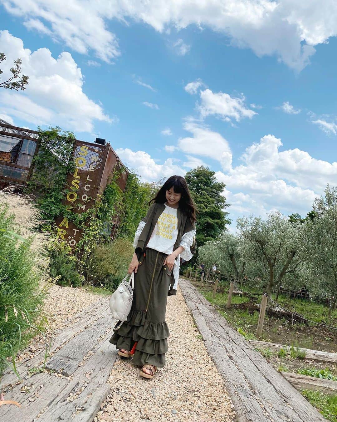 西川瑞希（みずきてぃ）さんのインスタグラム写真 - (西川瑞希（みずきてぃ）Instagram)「新しくできたばかりのグリーンに囲まれた、みどりの楽園SOLSO FARMに行ってきました🌿おうちにお迎えしたい出会いもあったのでまた近々行きたい！すごーく広くてカフェもあってゆっくり見れました☺︎  南青山にあるSOLSO PARKにもたまに可愛いお花を探しにふらっと行くんだけど、こんなにたくさんの植物に囲まれて生活できたら幸せだなぁ〜っていつも思う🌷  ちなみに2枚目は写真だと思ったら動画であわあわっ🙃  #solsofarm #sunday #farm #flower #holiday #dayoff #おさんぽ #植物 #お花のある暮らし #川崎 #南青山」6月14日 17時23分 - mizuki_nishikawa_