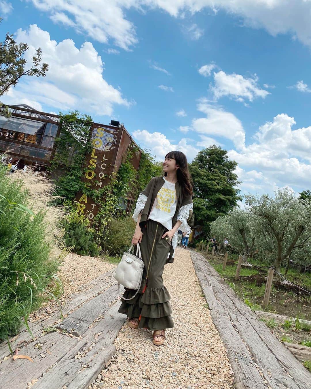 西川瑞希（みずきてぃ）さんのインスタグラム写真 - (西川瑞希（みずきてぃ）Instagram)「新しくできたばかりのグリーンに囲まれた、みどりの楽園SOLSO FARMに行ってきました🌿おうちにお迎えしたい出会いもあったのでまた近々行きたい！すごーく広くてカフェもあってゆっくり見れました☺︎  南青山にあるSOLSO PARKにもたまに可愛いお花を探しにふらっと行くんだけど、こんなにたくさんの植物に囲まれて生活できたら幸せだなぁ〜っていつも思う🌷  ちなみに2枚目は写真だと思ったら動画であわあわっ🙃  #solsofarm #sunday #farm #flower #holiday #dayoff #おさんぽ #植物 #お花のある暮らし #川崎 #南青山」6月14日 17時23分 - mizuki_nishikawa_