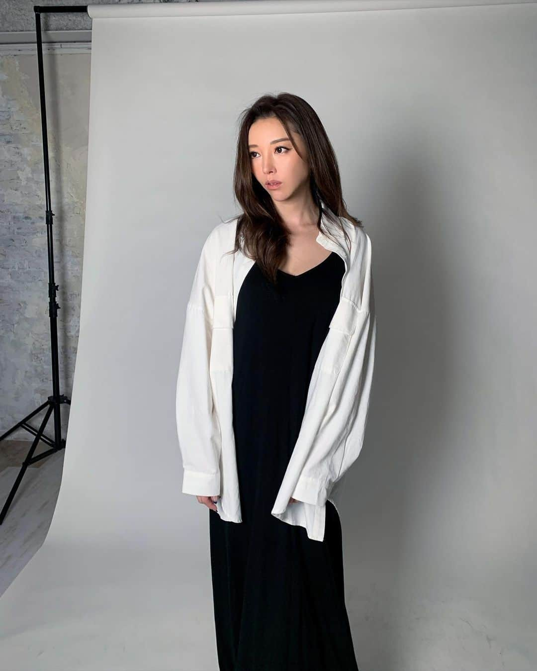 山崎みどりさんのインスタグラム写真 - (山崎みどりInstagram)「#ootd  Over size white shirt... @fulum_select   Black long dress.. @shein_japan   Heels.. @michaelkors   ────────────────────────── #ホワイトシャツ#whiteshirt #オーバーサイズ #メンズライク #メンズライクコーデ #春コーデ#夏コーデ#シンプルコーデ #simplefits #simplestyle #casualstyle #maxidress #マキシワンピ#fulum#michaelkors #shein」6月14日 17時30分 - midori_yamasaki_