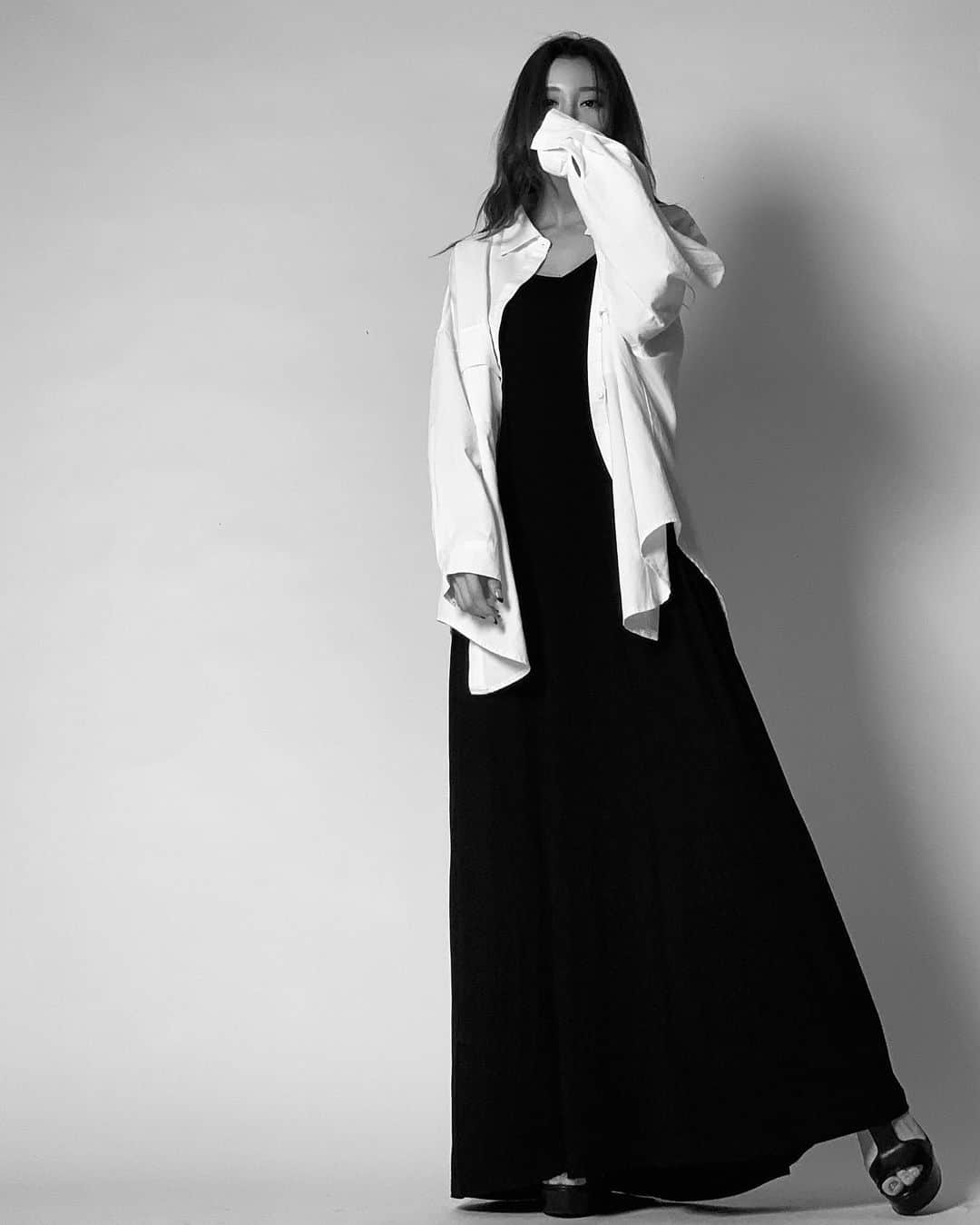 山崎みどりさんのインスタグラム写真 - (山崎みどりInstagram)「#ootd  Over size white shirt... @fulum_select   Black long dress.. @shein_japan   Heels.. @michaelkors   ────────────────────────── #ホワイトシャツ#whiteshirt #オーバーサイズ #メンズライク #メンズライクコーデ #春コーデ#夏コーデ#シンプルコーデ #simplefits #simplestyle #casualstyle #maxidress #マキシワンピ#fulum#michaelkors #shein」6月14日 17時30分 - midori_yamasaki_