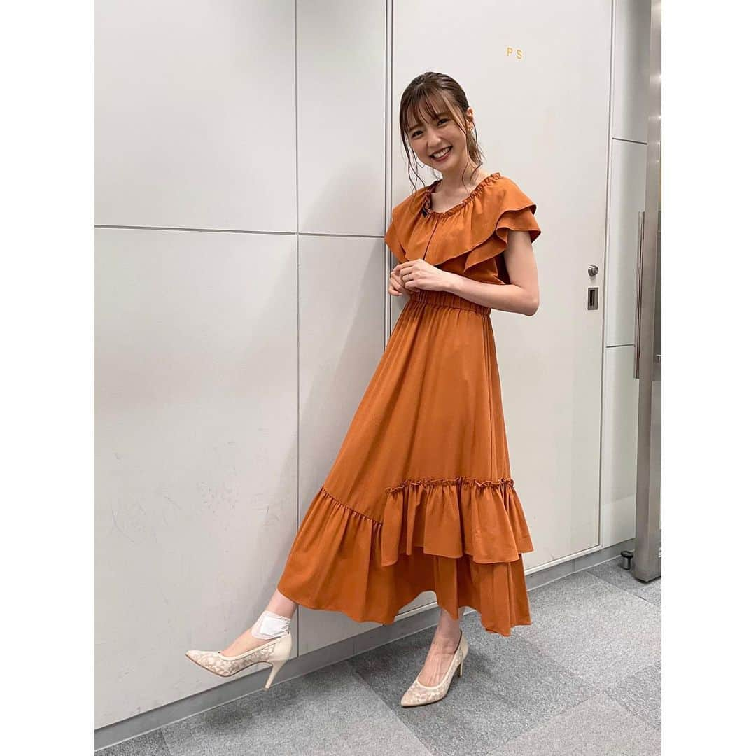 真野恵里菜さんのインスタグラム写真 - (真野恵里菜Instagram)「関西テレビ 「2時45分からはスローでイージーなルーティーンで」 生出演させていただきました🐶 . . 先輩の藤本美貴さんと一緒でした☺️ エクササイズコーナーでは 一緒にステップを踏みながらのエクササイズもあって なんだかハロプロ時代を思い出しました😂 会いたいと思っていた ボーダーコリーのテスちゃんにも会えたし メイク術もいろいろ知れて とっても楽しい1時間でした🥳 大阪にもすごく久しぶりに来れて嬉しかった〜！！ . . 今日のヘアメイクは全て自分で！ 衣装も私服でした👗(4枚目タグ付けしてます！) スカートのラインを見せようと脚を出したら ブヨに噛まれたところにテープを貼っているのを見せてるみたいになっちゃった😂😂 アザみたいになっていて青紫なので貼って隠すしかなかった😅 皆さん、これからの季節は紫外線対策もだけど 虫刺されにも気をつけてくださいね🥲 #スロイジ」6月14日 17時32分 - erinamano_official