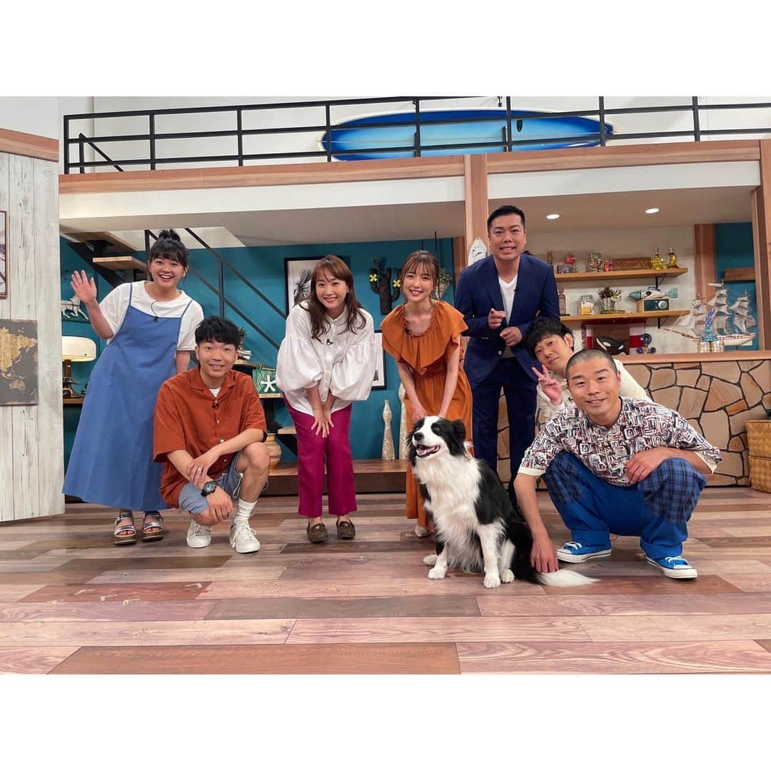 真野恵里菜さんのインスタグラム写真 - (真野恵里菜Instagram)「関西テレビ 「2時45分からはスローでイージーなルーティーンで」 生出演させていただきました🐶 . . 先輩の藤本美貴さんと一緒でした☺️ エクササイズコーナーでは 一緒にステップを踏みながらのエクササイズもあって なんだかハロプロ時代を思い出しました😂 会いたいと思っていた ボーダーコリーのテスちゃんにも会えたし メイク術もいろいろ知れて とっても楽しい1時間でした🥳 大阪にもすごく久しぶりに来れて嬉しかった〜！！ . . 今日のヘアメイクは全て自分で！ 衣装も私服でした👗(4枚目タグ付けしてます！) スカートのラインを見せようと脚を出したら ブヨに噛まれたところにテープを貼っているのを見せてるみたいになっちゃった😂😂 アザみたいになっていて青紫なので貼って隠すしかなかった😅 皆さん、これからの季節は紫外線対策もだけど 虫刺されにも気をつけてくださいね🥲 #スロイジ」6月14日 17時32分 - erinamano_official