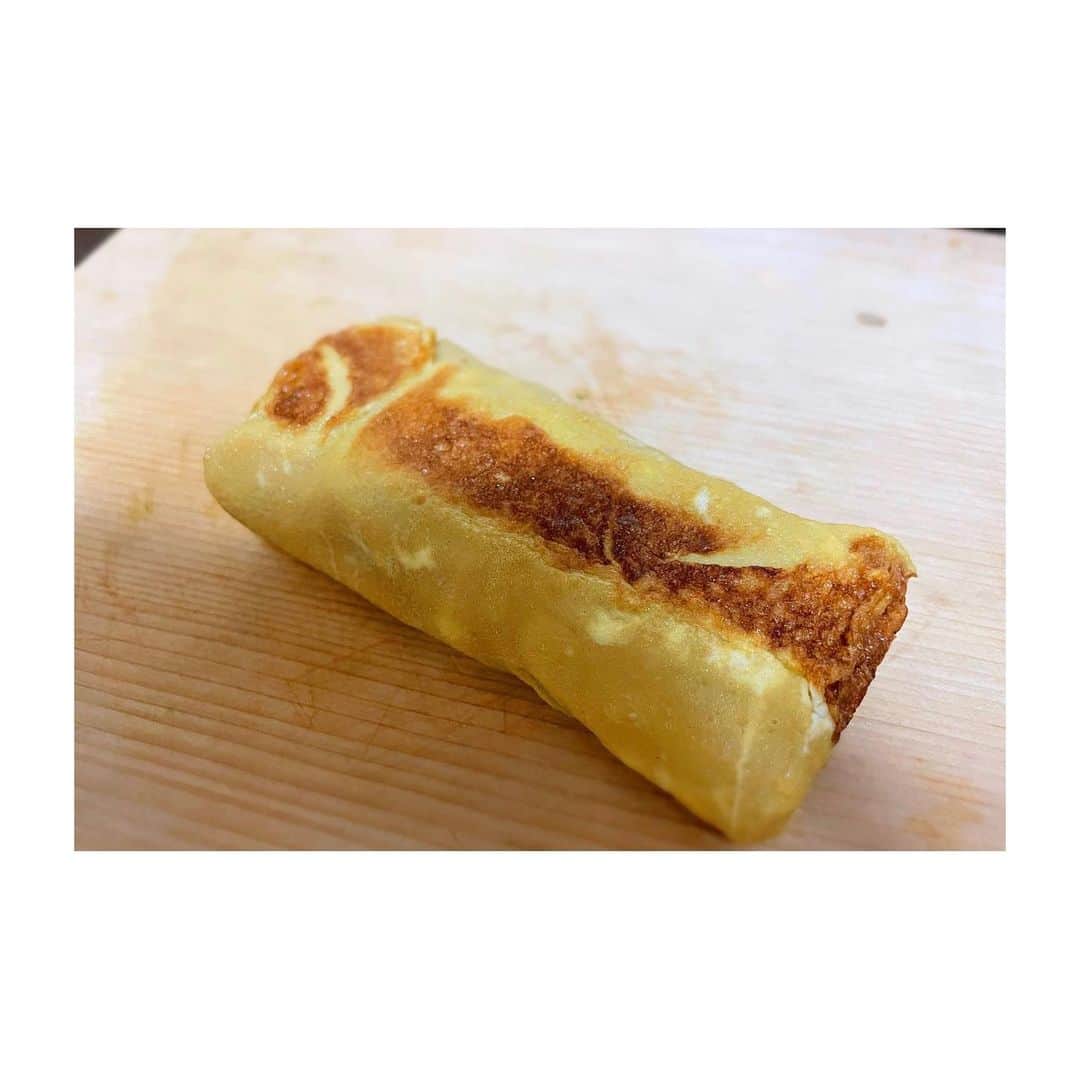 藤井美加子さんのインスタグラム写真 - (藤井美加子Instagram)「🍴 たまに甘〜い卵焼きが 食べたくりなります。　 お弁当に入ってるみたいなの。 うまく焼けた〜！🔥🙌👩‍🍳  #うちごはん #美加子のレシピ #卵焼きレシピ #写真3枚目 #調味料 #slcreations  #4枚目はおまけ #パジャマでごめんなさい 🫣 #早い夕食 #もう寝るしかない」6月14日 18時11分 - mikako_miki