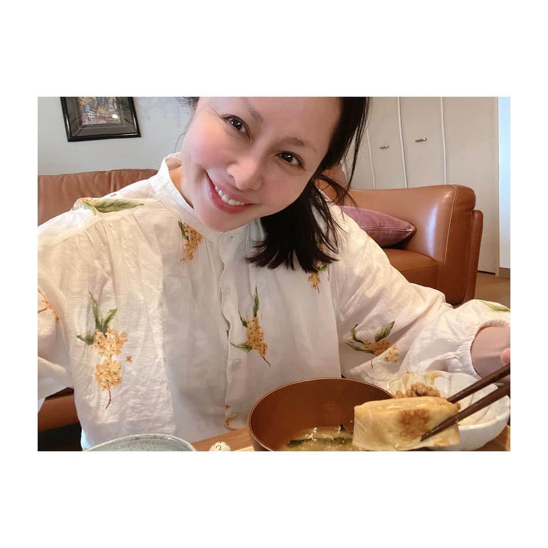 藤井美加子さんのインスタグラム写真 - (藤井美加子Instagram)「🍴 たまに甘〜い卵焼きが 食べたくりなります。　 お弁当に入ってるみたいなの。 うまく焼けた〜！🔥🙌👩‍🍳  #うちごはん #美加子のレシピ #卵焼きレシピ #写真3枚目 #調味料 #slcreations  #4枚目はおまけ #パジャマでごめんなさい 🫣 #早い夕食 #もう寝るしかない」6月14日 18時11分 - mikako_miki