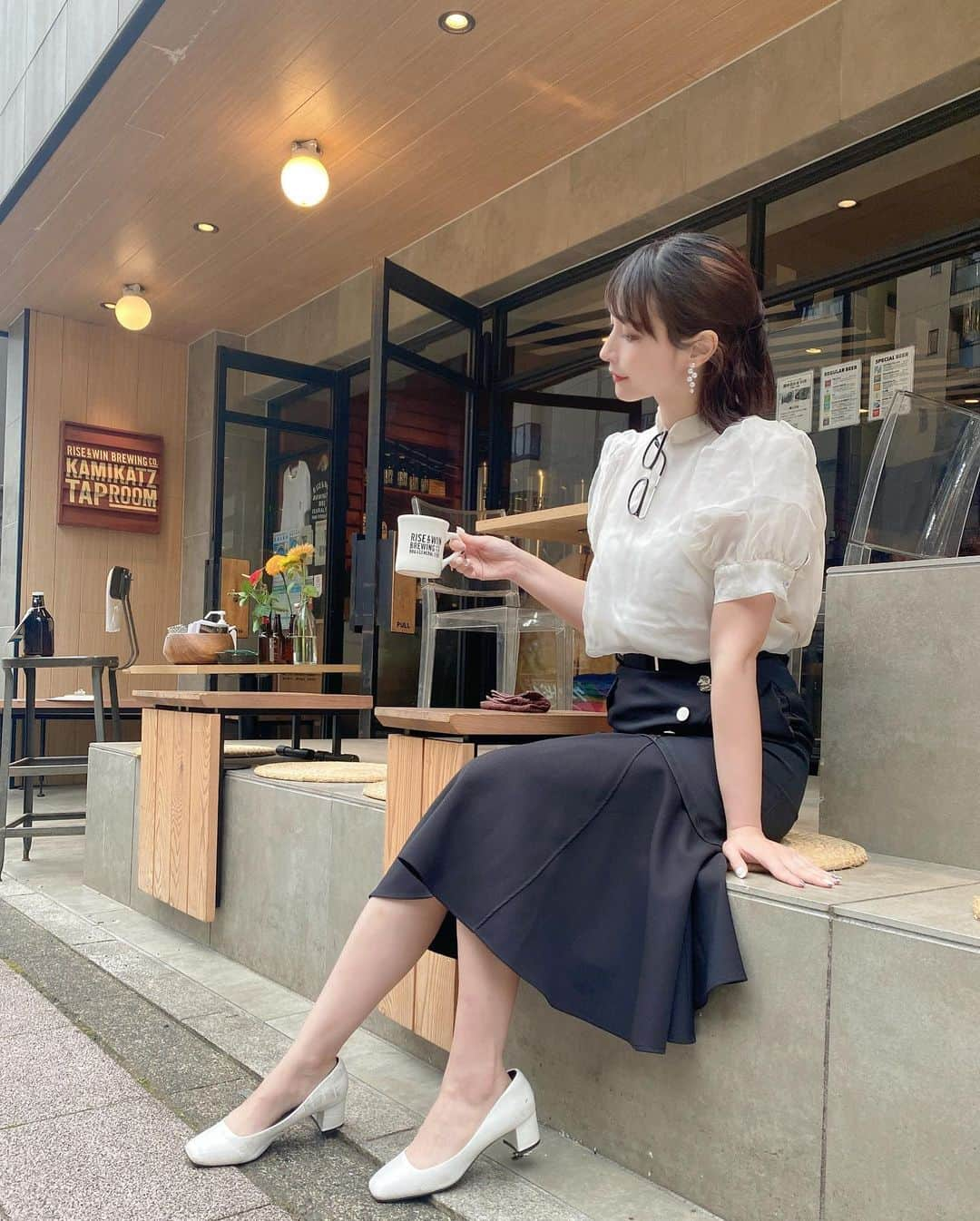 はりーさんのインスタグラム写真 - (はりーInstagram)「笑うとイメージ違う？💗✨ クールじゃないでしょ？？？笑 カフェ素敵でした☕️✨ お仕事の要望でOL風の格好しなければいけなくてしてみました☺️✨ 清楚だけど実はブランドは @united_tokyo  のスカート🔛 こうやって着るとまたより一層違う魅力が出るスカートだなあ💕 #りらootd」6月14日 18時14分 - kirarin_harry_official