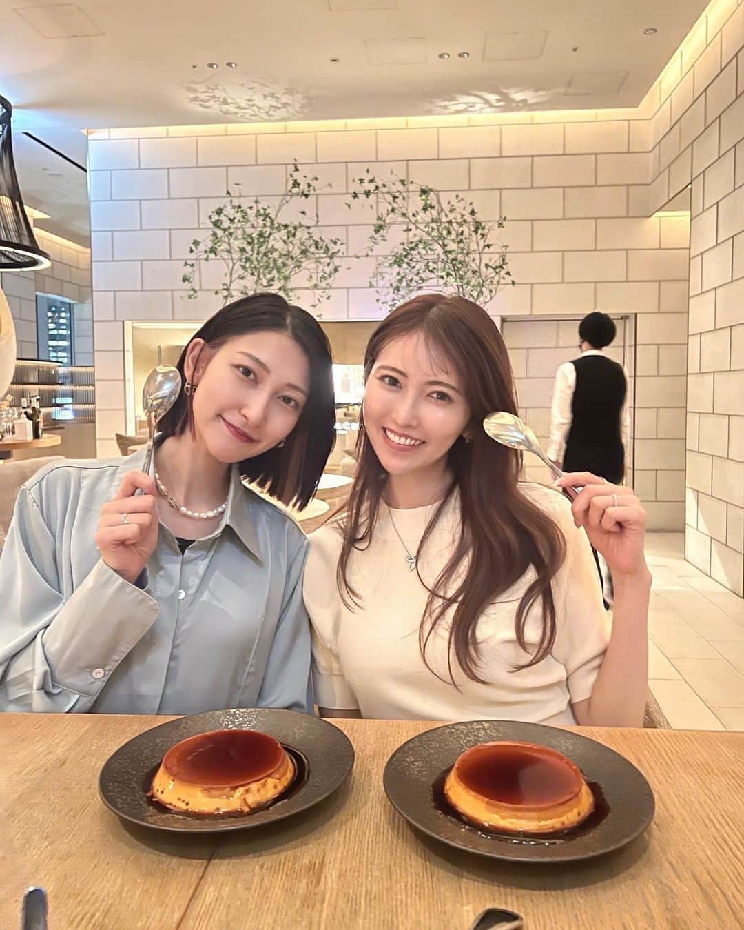 清水愛美さんのインスタグラム写真 - (清水愛美Instagram)「プリン🍮💗 大きいっっっ！ * 🍮🍮🍮 れいなとは 最近はなんのアニメ見てる〜? ってやりとりww  とりあえず、今 #王様ランキング　見ておる😍 可愛い！！なんか息子を重ねると 泣ける。。。🥹頑張れ〜って気持ちで見てます🫢  あとは #メイドインアビス　みた☺️ なかなかの物語であった😂 グロ耐性ないとだからお気をつけて☺️  みなさん何かオススメあったら 教えてね☺️💓 *  #女子会　#六本木ディナー #六本木女子会 #お洒落ディナー #balcontokyo」6月14日 19時26分 - manami_s0902