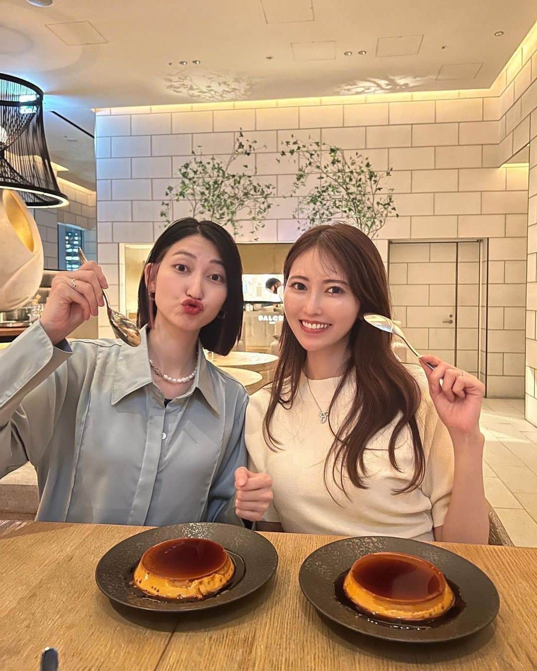 清水愛美さんのインスタグラム写真 - (清水愛美Instagram)「プリン🍮💗 大きいっっっ！ * 🍮🍮🍮 れいなとは 最近はなんのアニメ見てる〜? ってやりとりww  とりあえず、今 #王様ランキング　見ておる😍 可愛い！！なんか息子を重ねると 泣ける。。。🥹頑張れ〜って気持ちで見てます🫢  あとは #メイドインアビス　みた☺️ なかなかの物語であった😂 グロ耐性ないとだからお気をつけて☺️  みなさん何かオススメあったら 教えてね☺️💓 *  #女子会　#六本木ディナー #六本木女子会 #お洒落ディナー #balcontokyo」6月14日 19時26分 - manami_s0902