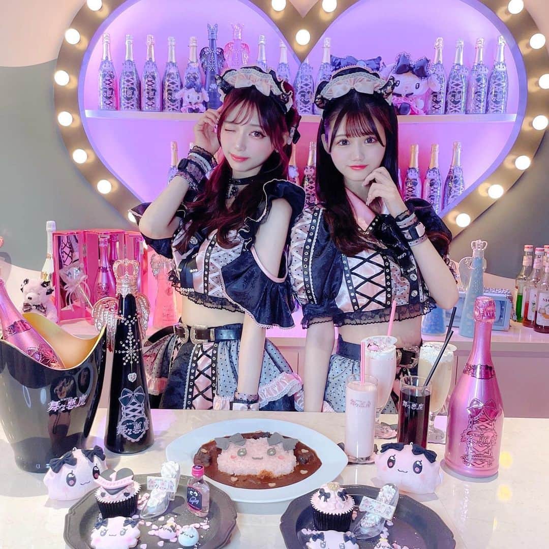 あやちゃんさんのインスタグラム写真 - (あやちゃんInstagram)「舞々悪魔𝟏𝐭𝐡 𝐀𝐧𝐧𝐢𝐯𝐞𝐫𝐬𝐚𝐫𝐲💗🖤 おめでとう🎀 リニューアルレセプションにお邪魔させもらったよー🫶 店内フォトスポット沢山で可愛すぎたー✨ 久しぶりのあやぼん🐈‍⬛🖤 @maidevi_official   #舞々悪魔 #マイデビ #歌舞伎町 #歌舞伎町コンカフェ #新宿コンカフェ #新宿カフェ #地雷系女子 #地雷コーデ #地雷 #アイドル衣装 #東京カフェ」6月14日 19時27分 - aya.you.love.r