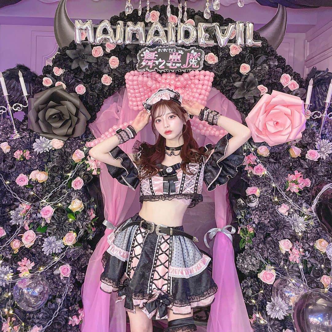 あやちゃんさんのインスタグラム写真 - (あやちゃんInstagram)「舞々悪魔𝟏𝐭𝐡 𝐀𝐧𝐧𝐢𝐯𝐞𝐫𝐬𝐚𝐫𝐲💗🖤 おめでとう🎀 リニューアルレセプションにお邪魔させもらったよー🫶 店内フォトスポット沢山で可愛すぎたー✨ 久しぶりのあやぼん🐈‍⬛🖤 @maidevi_official   #舞々悪魔 #マイデビ #歌舞伎町 #歌舞伎町コンカフェ #新宿コンカフェ #新宿カフェ #地雷系女子 #地雷コーデ #地雷 #アイドル衣装 #東京カフェ」6月14日 19時27分 - aya.you.love.r