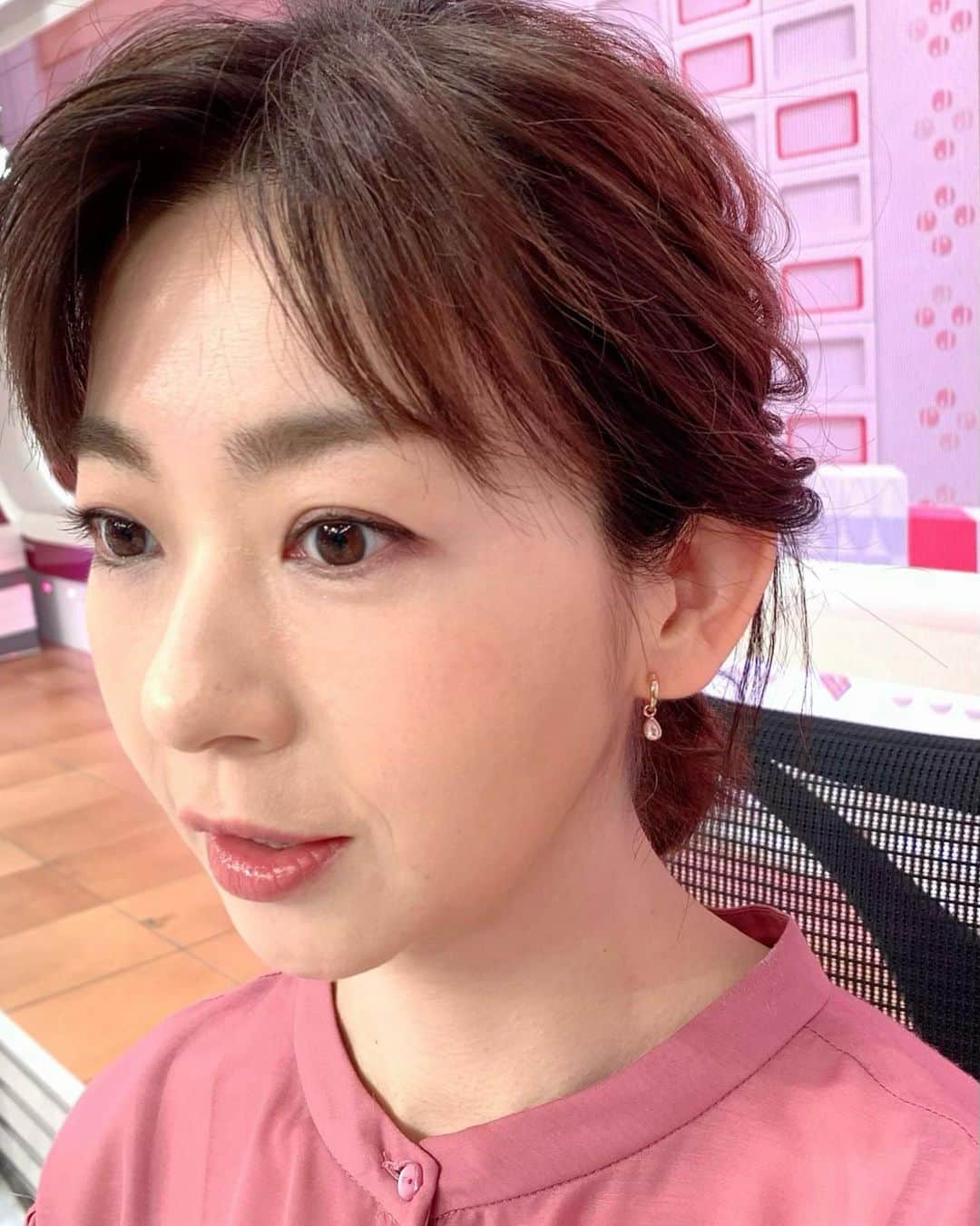 松尾由美子さんのインスタグラム写真 - (松尾由美子Instagram)「. こんにちは！  オンエア直前に、 「前髪上がってますけど大丈夫ですか？」と心配されました。  ちがうの。上げてみたの…笑  ブラウス、パンツ COHINA @cohina.official  アクセ ete @ete_official  ピンクのワンカラーコーデ。 優しい素材感で、ふんわりと袖のボリューム感で軽やかな印象に。 バンドカラーでこなれ感プラス。 トーンオントーンでブラウスとパンツの濃淡を付けてメリハリのある着こなしに。 パンツはハイウエストで、センターコバステッチで足長効果も◎ イヤリングもピンクコールドの物を合わせて、柔らかい印象でさらに女性らしいさを。  #松尾由美子 #松尾と服  #おでこ #今日の #まとめ髪 #一つ結び #アレンジヘア #アレンジ動画  #スーパーJチャンネル #Jチャン」6月14日 19時29分 - yumikomatsuo5