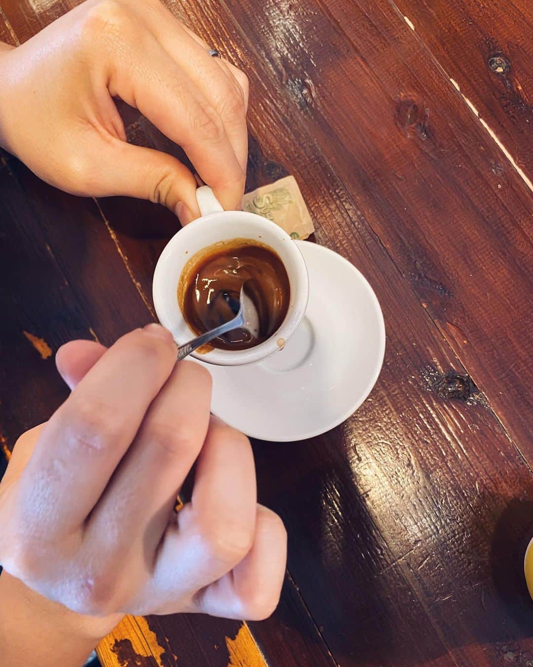酒井麻里（Juri）さんのインスタグラム写真 - (酒井麻里（Juri）Instagram)「沖縄にも、美味しくて可愛いコーヒー屋さん多いなー☕️🧊  #okinawa #coffee #cafe」6月14日 20時15分 - jurixoxoxo
