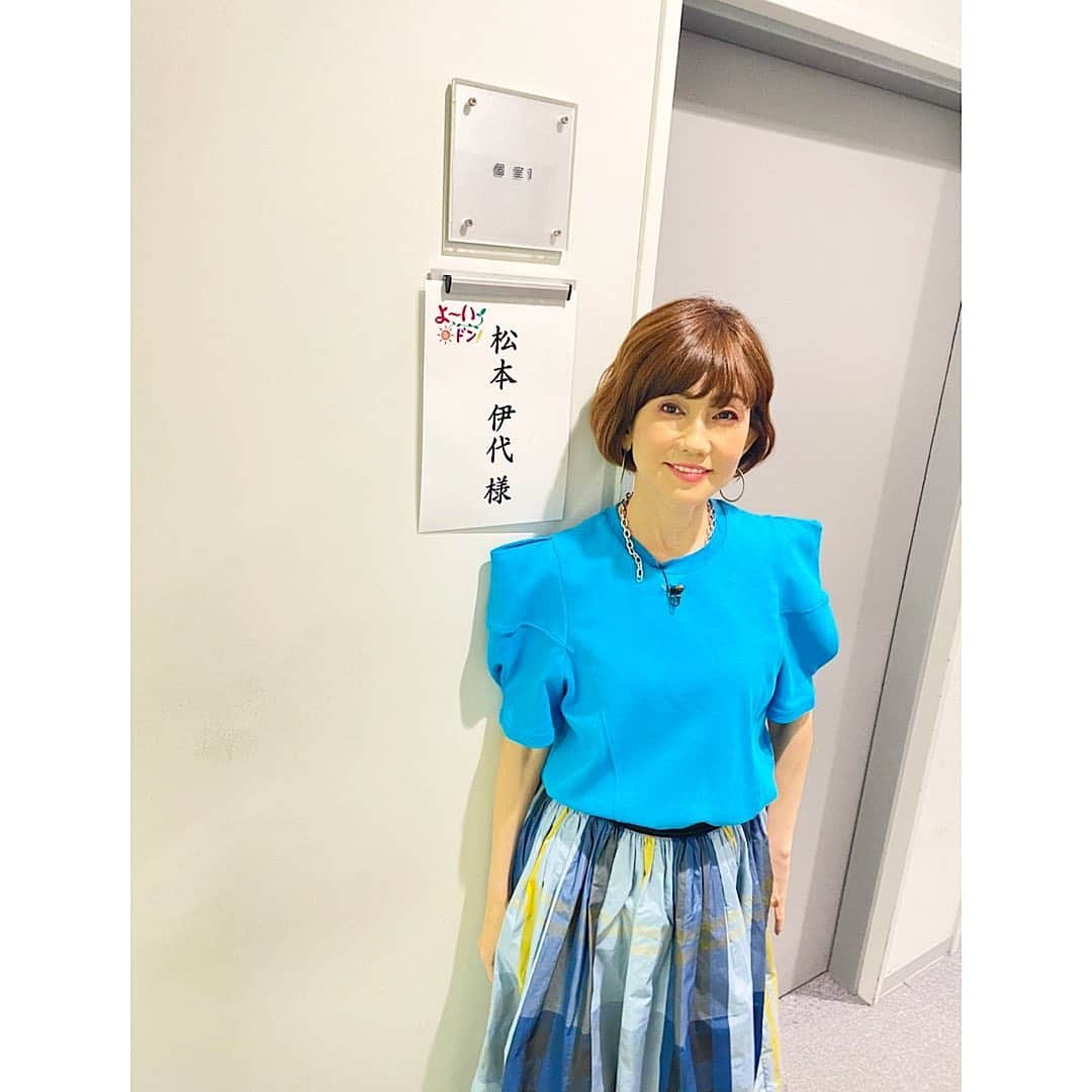 松本伊代さんのインスタグラム写真 - (松本伊代Instagram)「今日の  関西テレビ よ〜いドン！  ゲストには 夏川りみさんが❤️❤️  緊張してる、とおっしゃっていたけど スタジオでの 「涙そうそう」は 感動そのものでした。  まさか 生歌聴けるなんて、、😭😍 これからはツアーも！ 皆さんも感動をもらいにいってください！  りみさんのNEW ALBUM 会いたい 〜かなさんどぉ〜 の、かなさんどぉ は沖縄の方言で 愛してるよ の意味なんだそう！ すてき！  りみさんとは 5年前の今頃 優ちゃんと石垣島でコンサートした時に 石垣の美味しいご飯屋さんで ご一緒したことがあります！ もう5年も経つんですね、、 と。。 今日も可愛くてステキな りみさんでした！ また石垣にも行きたいなぁー。  今日のお衣装は  @saaageboutique  帰りの飛行機にて、 パパ発見👀！ オモウマい店！  #関西テレビ #よ〜いドン！ #涙そうそう #感動 #夏川りみ #かなさんどぉ #石垣 #石垣牛 #また行きたい #松本伊代 #iyomatsumoto #オモウマい店」6月14日 20時56分 - iyo14_official