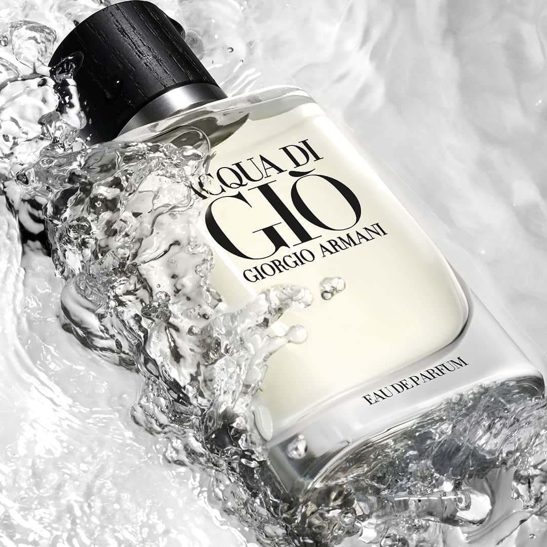 Armani Beautyさんのインスタグラム写真 - (Armani BeautyInstagram)「Pure essence of the sea. Gift ACQUA DI GIÒ EAU DE PARFUM as a signature scent this Father’s Day. Featuring refreshing marine notes and sustainably sourced green mandarin, patchouli and sage.   #Armanibeauty #FathersDay #AcquaDiGio #fragrance」6月14日 21時00分 - armanibeauty