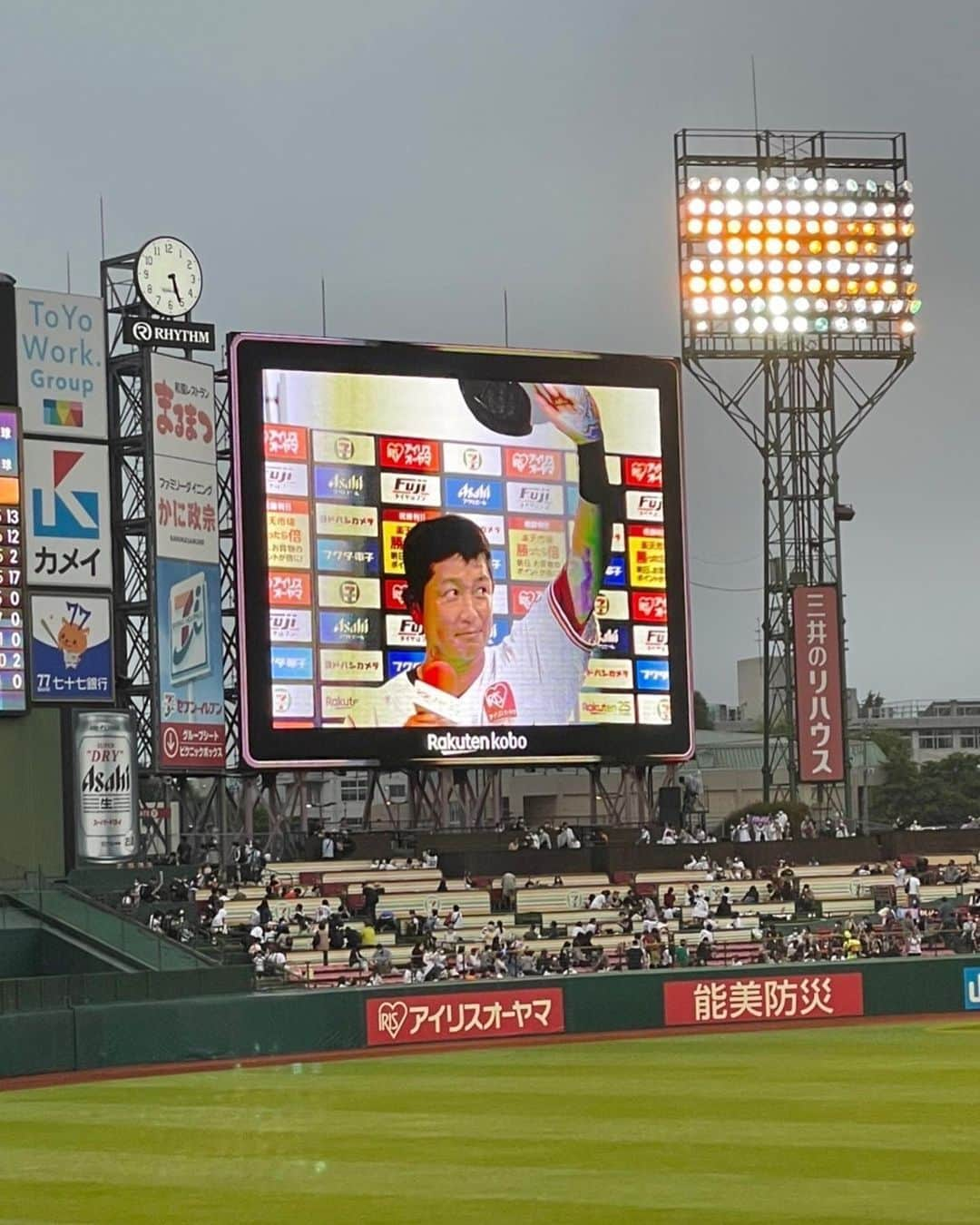 山下みちるさんのインスタグラム写真 - (山下みちるInstagram)「・ 2日連続の楽天生命パーク🦅🤍  野球のおもしろさはもちろん、 たくさんの写真スポットにかわいい食べ物、、😻😻  楽天生命パーク楽しい〜🫶🏼  次はどの球場行こうかな🥰 ・ #野球  #プロ野球 #野球観戦  #交流戦  #楽天生命パーク宮城 #楽天イーグルス #ファッション  #좋아요반사  #데일리룩 #야구  #baseball  #ootd  #instagood」6月14日 21時00分 - hello_chiruchiru