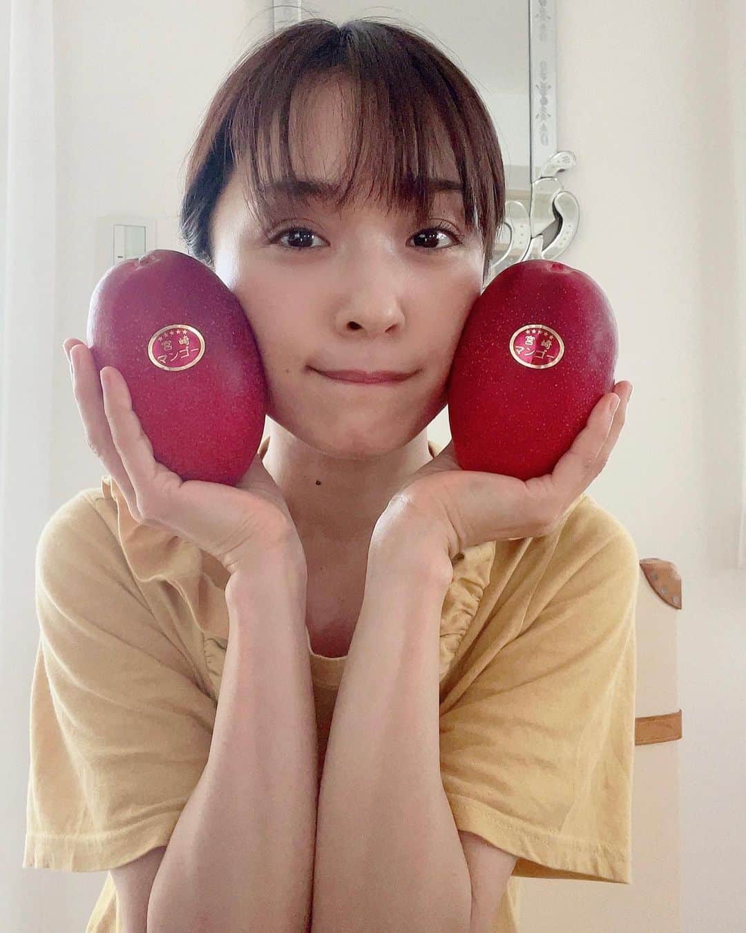 みひろさんのインスタグラム写真 - (みひろInstagram)「. #宮崎マンゴー  感動😭　こんな美味しいマンゴーなかなかありませんよ。 甘くて、マンゴーの味が濃い！ジュックジュク〜✨  @mshr_mango_  #masahiromango   食べたら、飛ぶ🕊  凛ちゃん @matuoka_1214 教えてくれてありがとおお♡  #マンゴー #宮崎 #miyazaki #mango」6月14日 21時18分 - mihiro0519