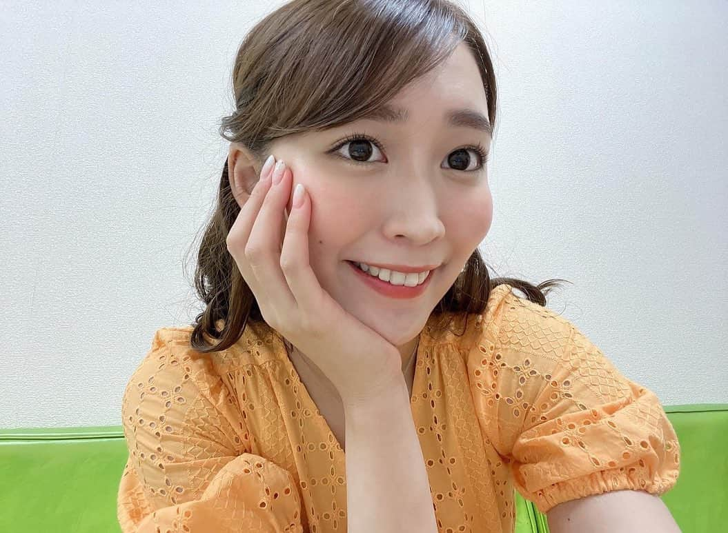 高階亜理沙さんのインスタグラム写真 - (高階亜理沙Instagram)「👀 お仕事の時も使いやすい色カラーでラメ感も最高にかわいい 重宝しているアイシャドウ🌟  左:@lunasolofficial スリーディメンショナルアイズ01 右:@dasique_official #07Milk Latte   ルナソルはとにかく細かいラメが綺麗で左上は涙袋にも☺︎ デイジークはルナソルより少し大きめのラメが3色. あとはラメ無し.かわいすぎる…♡」6月14日 21時23分 - arisa_takashina