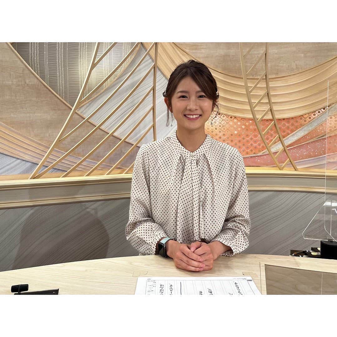 尾島早都樹さんのインスタグラム写真 - (尾島早都樹Instagram)「#みんなの信州  小宮山アナに代わって 3日間ニュースを担当させていただきました📖  報道に関わるのは前の職場以来、ご無沙汰していました。 今まさに起きている物事を お伝えするってやっぱり楽しい！！  記者やカメラマンのみなさんが現場に行き、 集めてきた情報に映像。 1分や2分の短いニュースにも たくさんの時間と労力と思いが詰まっています。  ニュースを読むときはいつも 1番最後に送り出す伝え手であることに 感謝の気持ちを込めて 丁寧に読むように意識しています。 (下手なのでまだまだですが)  そして信州のことをまだまだ知らないなとも痛感！ しっかり勉強して発信していきたいなと 改めて思った3日間でした！  そして隣でたくさんサポートしてくださった重盛アナ 安心感しかなかったです🥹♡  ご視聴いただいたみなさまありがとうございました！  久しぶりにヘアセットもしてもらいました♡💇🏼‍♀️  #長野放送 #nbs #ニュース #アナウンサー」6月14日 21時50分 - ojima_satsuki