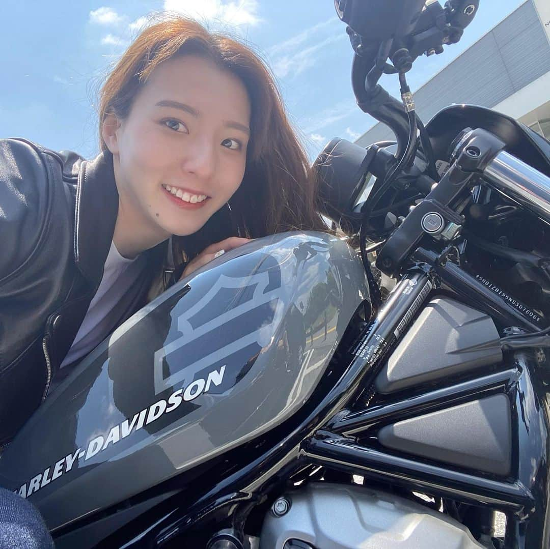 宮原華音さんのインスタグラム写真 - (宮原華音Instagram)「🏍🏍🏍  CLUB HARLEY発売日です！ 今回は栃木県に行ってきました😊  新作の #nightster にのって めちゃくちゃ気持ちよかったぁー🔥  乗りやすいし 見た目も好きで終始ルンルン  とっても楽しい旅でしたので 紙面をご飯ください❤️‍🔥  #clubharley #クラブハーレー #クラブハーレーイメージキャラクター #harleydavidson #ハーレーダビッドソン #バイク女子 #大型二輪 #大型二輪女子 #バイクツーリング #ナイトスター #ツーリング」6月14日 22時20分 - miyahara_kanon