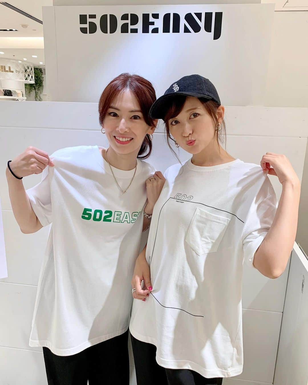 小松彩夏さんのインスタグラム写真 - (小松彩夏Instagram)「⁡ ⁡ ⁡ 【502EASY POPUP STORE】 ⁡ 『502EASY SUMMER  Limited T-shirts Collection 2022』 ⁡ 景ちゃんも来てくれました😊❤️🧡❤️🧡 ⁡ 忙しいのに本当ありがとう🥹 ⁡ なんと戦士全員来てくれた...💚💙❤️💗🧡 ⁡ 仕事が早く終わったからって突然1人で サラっと来る感じが景ちゃんらしかった😂笑 ⁡ お買い物も楽しんでくれて嬉しかったなぁ🥰 ⁡ 久しぶりに会えて話せてよかった❣️ ⁡ 早くみんなで集まりたいなぁ🌙✨ ⁡ 景ちゃんありがとう❤️ ⁡ #502EASY #502EASYコーデ #小松彩夏 #こまっちゃん #ストリート系女子 #ストリートファッション #ストリートコーデ #メンズライク #メンズライクコーデ #カジュアルファッション #カジュアルコーデ #夏コーデ #大人ストリート #ボーイッシュコーデ#大人カジュアル #Tシャツ #新作 #新作発表 #ポップアップストア #ポップアップ #池袋パルコ #戦士 #北川景子 #景ちゃん」6月14日 22時31分 - official_ayaka_502