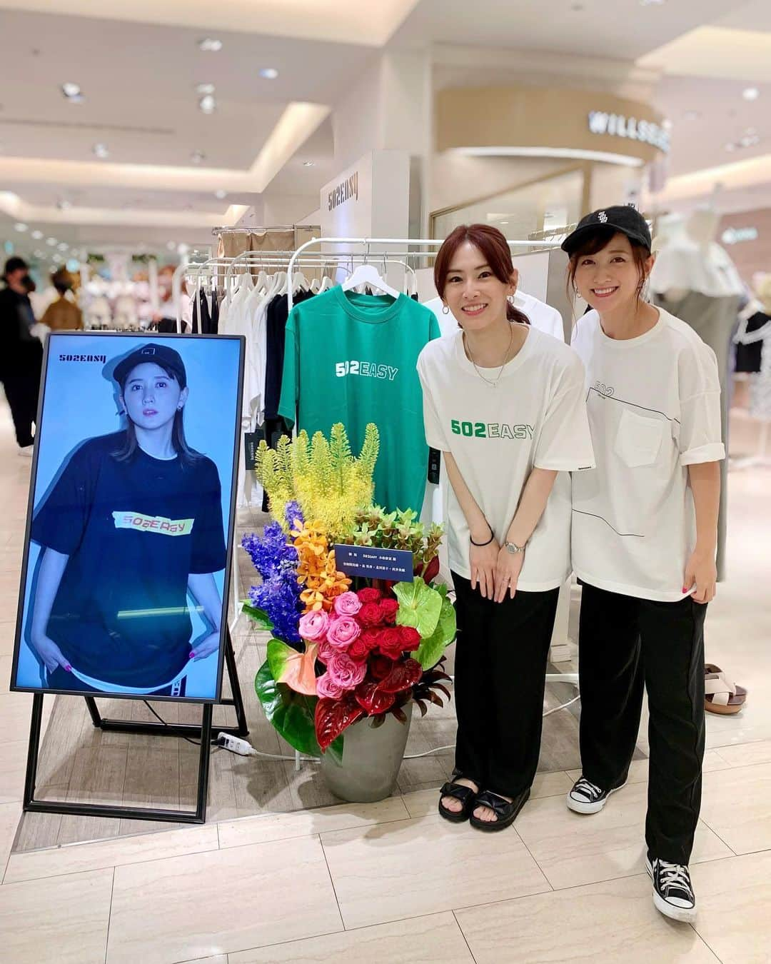 小松彩夏さんのインスタグラム写真 - (小松彩夏Instagram)「⁡ ⁡ ⁡ 【502EASY POPUP STORE】 ⁡ 『502EASY SUMMER  Limited T-shirts Collection 2022』 ⁡ 景ちゃんも来てくれました😊❤️🧡❤️🧡 ⁡ 忙しいのに本当ありがとう🥹 ⁡ なんと戦士全員来てくれた...💚💙❤️💗🧡 ⁡ 仕事が早く終わったからって突然1人で サラっと来る感じが景ちゃんらしかった😂笑 ⁡ お買い物も楽しんでくれて嬉しかったなぁ🥰 ⁡ 久しぶりに会えて話せてよかった❣️ ⁡ 早くみんなで集まりたいなぁ🌙✨ ⁡ 景ちゃんありがとう❤️ ⁡ #502EASY #502EASYコーデ #小松彩夏 #こまっちゃん #ストリート系女子 #ストリートファッション #ストリートコーデ #メンズライク #メンズライクコーデ #カジュアルファッション #カジュアルコーデ #夏コーデ #大人ストリート #ボーイッシュコーデ#大人カジュアル #Tシャツ #新作 #新作発表 #ポップアップストア #ポップアップ #池袋パルコ #戦士 #北川景子 #景ちゃん」6月14日 22時31分 - official_ayaka_502