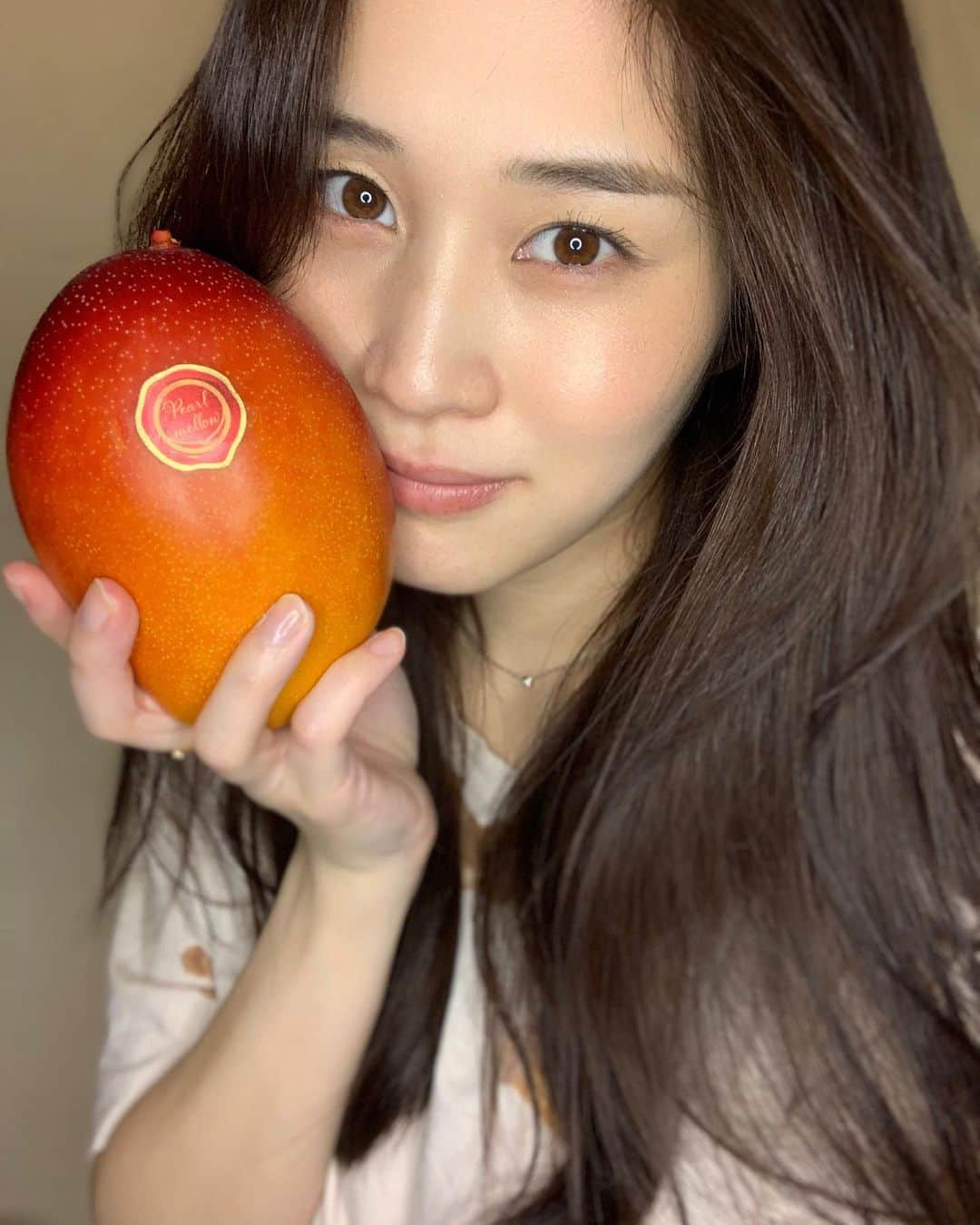 橘花凛さんのインスタグラム写真 - (橘花凛Instagram)「バルメロ🥭❤️ 美味しすぎて今年も…🤤✨ とっても甘くてジューシーなマンゴーです🥭💕 @okudasyoten   皆様本日深夜25時〜25時半はTBSドラマ『理想ノカレシ』放送です！ ぜひ観てください🥰  #マンゴー #宮崎マンゴー #お取り寄せグルメ #PR」6月14日 23時07分 - rintakahashi0809