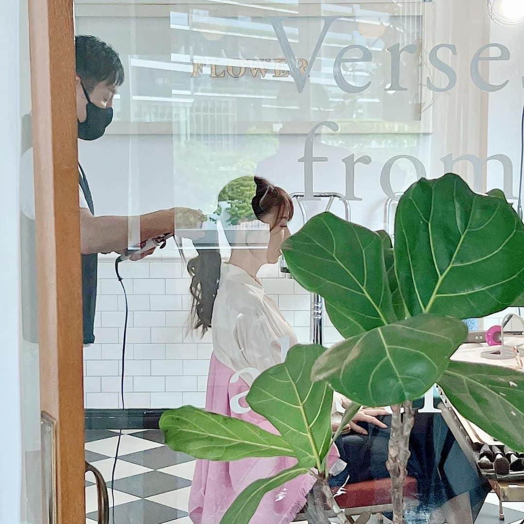 君島十和子さんのインスタグラム写真 - (君島十和子Instagram)「・ 『共働きWITH』 取材して頂きました。 オンライン上で 連載させて頂いています。 @with_magazine.jp   サボテン🌵をはじめ 観葉植物がたっぷり置かれた スタジオでの撮影。 梅雨寒の朝でしたが いつも明るくて穏やかに仕事を 進めていけるチームとの時間は、 私にとって本当に幸せな 刺激の多い時間です。  午後から他の収録があるので、スタートが8:30〜😅💦と少しお早目ですが 黒田啓蔵先生 @kurodakeizo  江島もも先生 @ejimamomo  のおかげもあり、10:40には終了。 自分でも見たことの無い 表情や空気感を含んだ 作品がたのしみです！  【連載の内容】 仕事と家事の両立 子育てでぶつかった壁 義理の両親との関係性 など… 美容とは関係なく キレイごとでもない 私の本音を語らせて 頂いてます。  #ftcbeauty #君島十和子 #働く女性#家庭と仕事#育児と仕事#夫婦#親子#義理家族#午後からはテレビのお仕事#サボテンのあるスタジオ#イテテ」6月14日 23時13分 - ftcbeauty.official