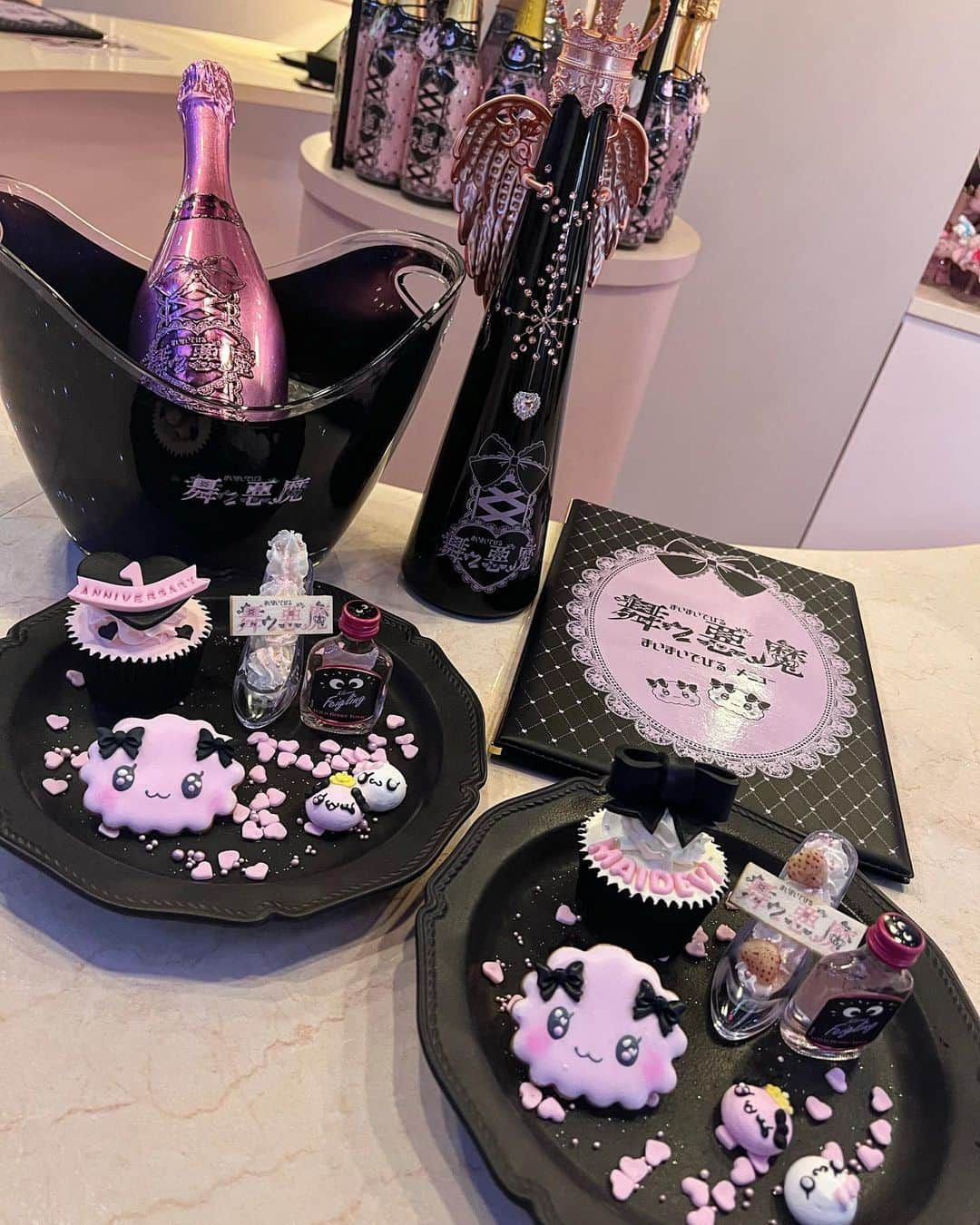 yuukachiさんのインスタグラム写真 - (yuukachiInstagram)「🎀🖤🎀🖤🎀🖤  マイデビ1周年🎉 リニューアルオープンレセプションに まおと、行ってきたよ〜♡♡  @sakibon69 プロデュース 歌舞伎町にあるよ🫦  衣装も可愛いしキャストさんも みんな可愛いよ〜⸜(*´꒳`*)⸝ 食べ物も全部可愛かったの🥺🥺💕  1年越しのコンカフェ嬢になってみた！でした🎀 (激レアな前髪あり)スワイプして全部見てね👀  またプライベートでも遊びにいこーっと🫦 今週は大阪、イベント！ みんな遊びに来てね〜♡♡  #歌舞伎町コンカフェ#コンカフェ #コンカフェ嬢#歌舞伎町#マイデビ #インフルエンサー#アイドル#マイデビコンカフェ #コンカフェ好きと繋がりたい」6月14日 23時25分 - yuuka_stagram