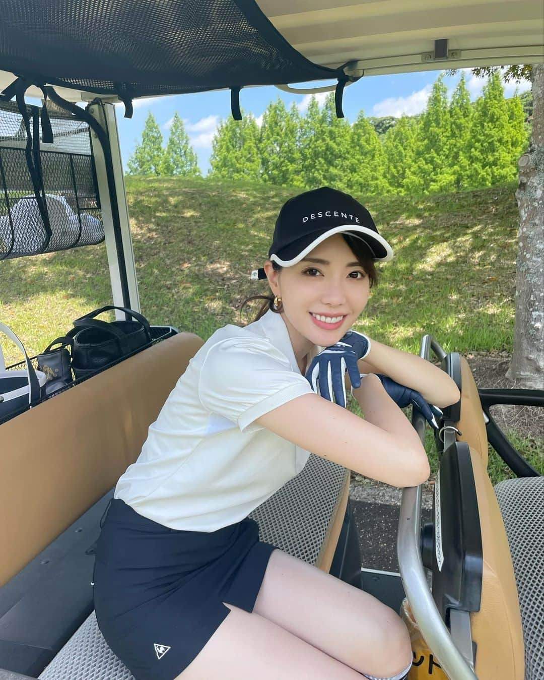 Aoiさんのインスタグラム写真 - (AoiInstagram)「久しぶりのゴルフ投稿⛳️🏌️‍♀️ ゴルフを始めてから約1年半 ドライバーとパター以外は、ずっと初心者セットを使用していたんですが この度、ついにアイアンを一式替えました❣️❣️  と、いうのも・・・ なんと9番アイアイのヘッドとシャフトがポッキリいってしまったからなんですが🤣🤣  まだアイアンを替えてからはラウンド出来てないんですが 練習場では、見事にシャンクし続けてます🫣 やっと念願の100切りも達成して いい感じになってきたので 早く新しいアイアン達に慣れてラウンド行けるように練習頑張ります⛳️🏌️‍♀️  #ゴルフ#ゴルフ女子 #ゴルフウェア #ゴルフコーデ #ゴルフ好きな人と繋がりたい #ゴルフ初心者 #スポーツ女子 #夏ゴルフ #夏ゴルフコーデ#ゴルフウェアレディース#韓国ゴルフウェア」6月15日 0時22分 - aoioa