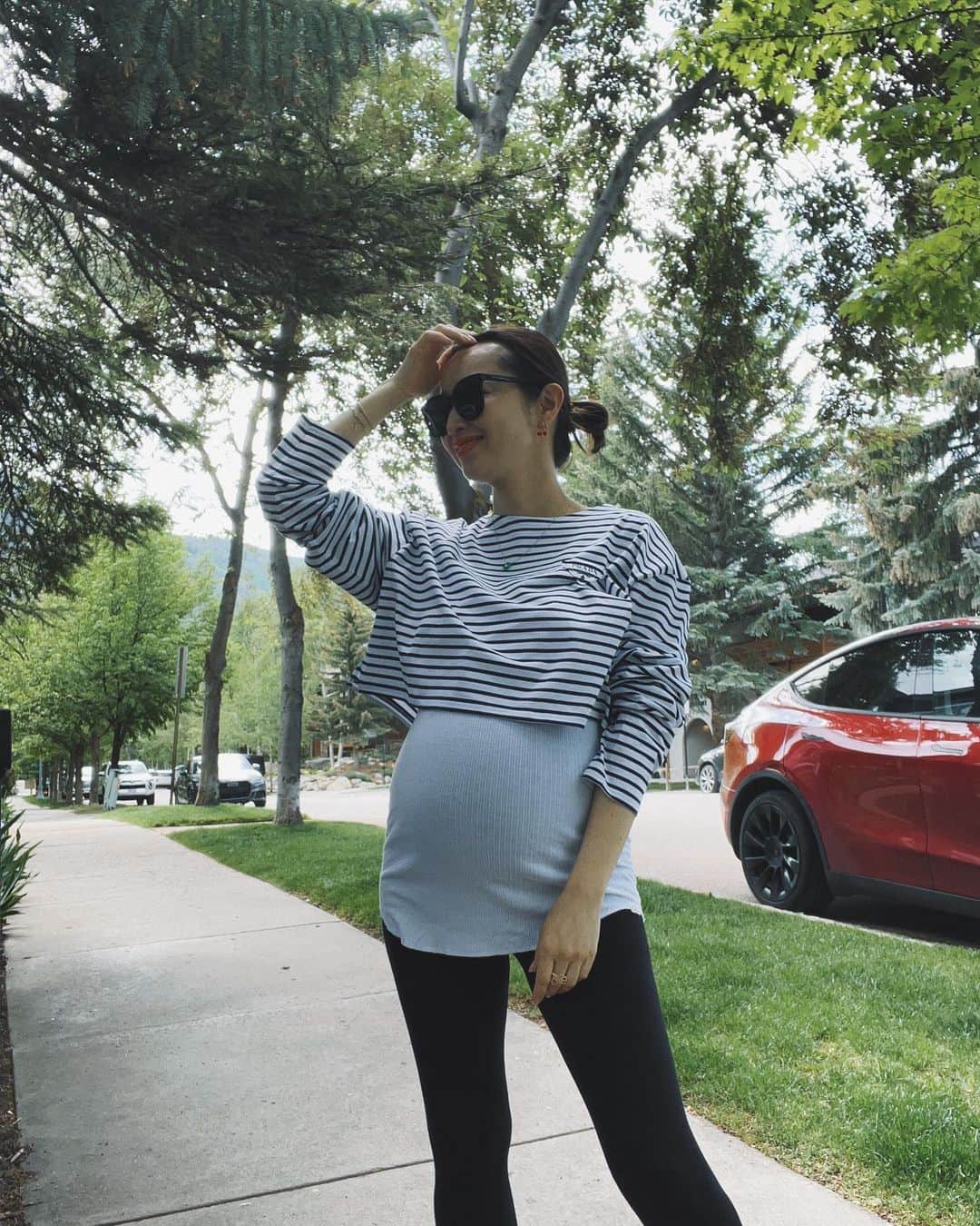 翁安芸さんのインスタグラム写真 - (翁安芸Instagram)「涼しくて気持ちのいい朝のアスペン🌿  ゆっくり散歩。 足が浮腫んでビーチサンダル🩴  #morning #aspen #colorado #akiweng #summer2022 #pregnancy #babyno2」6月15日 8時18分 - akinyc