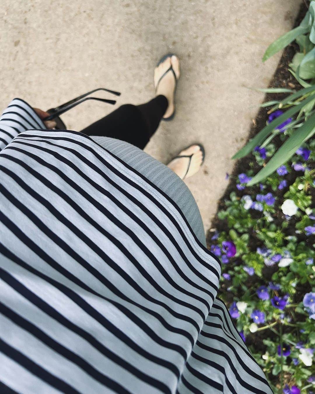 翁安芸さんのインスタグラム写真 - (翁安芸Instagram)「涼しくて気持ちのいい朝のアスペン🌿  ゆっくり散歩。 足が浮腫んでビーチサンダル🩴  #morning #aspen #colorado #akiweng #summer2022 #pregnancy #babyno2」6月15日 8時18分 - akinyc