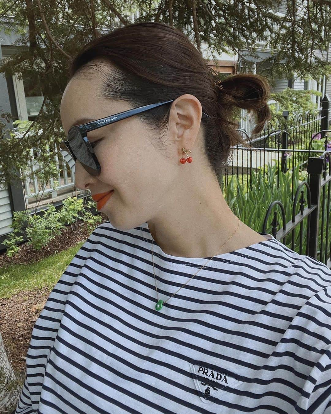 翁安芸さんのインスタグラム写真 - (翁安芸Instagram)「ボーダーにチェリーピアス🍒とアボカドネックレス🥑  Top #prada #プラダ Jewelry #aliita #アリータ Sunglasses #gentlemonster   #akiweng #翁安芸」6月15日 8時29分 - akinyc