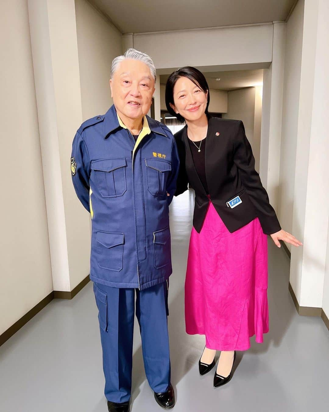 羽田美智子さんのインスタグラム写真 - (羽田美智子Instagram)「. 東京はシトシト雨☂️ ちょっと肌寒い朝を迎えてますが、、  今夜の『#特捜9』は温かなこの方をお迎えします❣️❣️  一緒に並んでると スタッフさんからも 違うドラマのタイトルを呼ばれてしまいます笑  そして今日は伊東四朗さんのお誕生日🎉 85歳になられます。  コロナ禍でなかなかお会いできなくて、ウキウキしながら楽屋をお訪ねしたら優しい満面の笑顔に出迎えられ泣きそうになりました😭  セリフ覚えは相変わらず完璧だし、お父さん最高！！ いえ、今夜は猪狩さん、です🤭  いつまでもお元気でいてくださいますように。 お誕生日にゲスト回の放送だなんて持ってますよね❗️ お父さん大好き💕  是非見てくださいね。 お願いします。  #羽田美智子 #羽田甚 #伊東四朗 さん」6月15日 8時30分 - michikohada